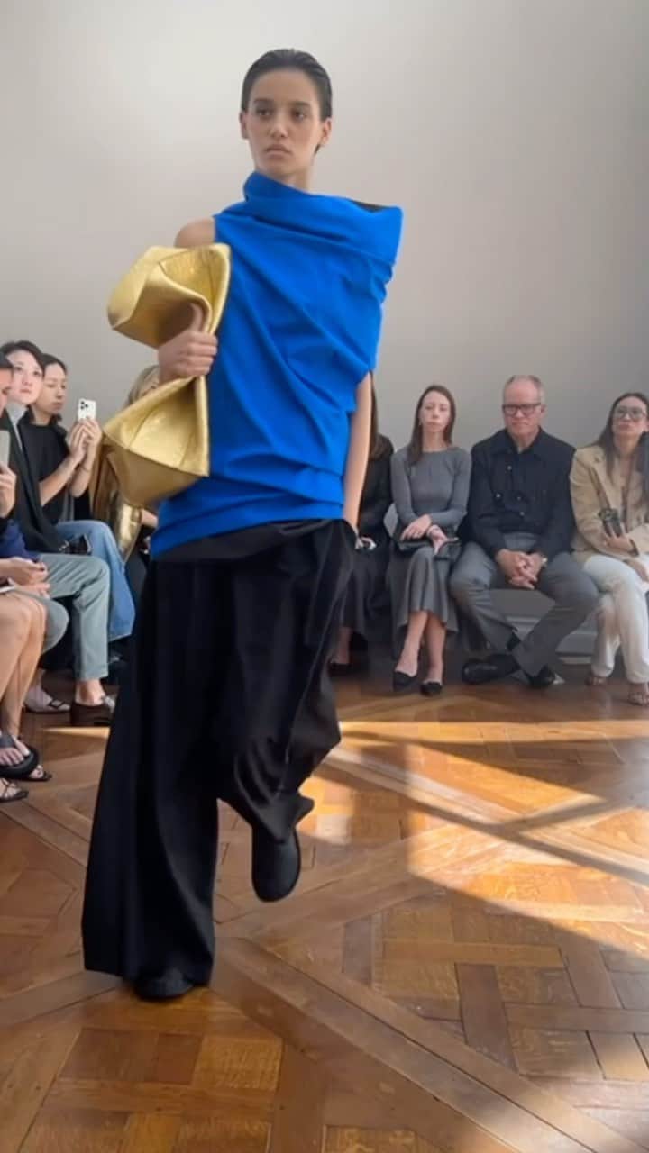 Saks Fifth Avenueのインスタグラム：「If you see us carrying beach bags and wearing hotel slippers on the streets, you can thank the @therow. #Saks #PFW」