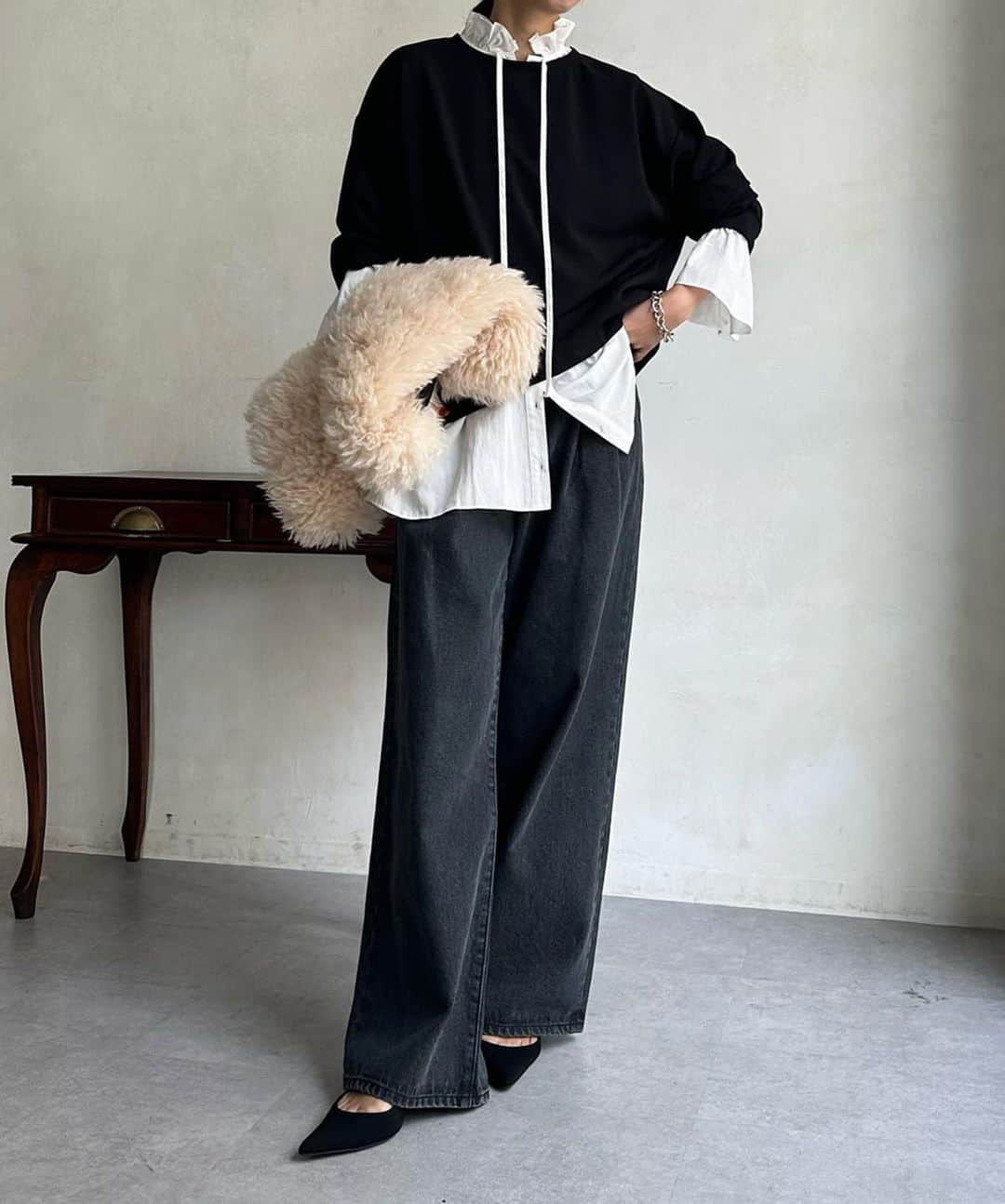 ドゥドゥさんのインスタグラム写真 - (ドゥドゥInstagram)「１枚ではもちろん羽織りアイテムやスウェットなどとレイヤードして、いつものスタイルに新鮮なアクセントをプラスするなど着こなしも様々です。  ◻︎フリルブラウス ¥15,400(税込)  5-6枚目 @doudouserika 着用 167cm/骨格ウェーブ . . . . . #フリルブラウス#フリルブラウスコーデ #おとなかわいい #レイヤードコーデ #レイヤード#綺麗目カジュアル#シャツコーデ#シャツ#ブラウス#ブラウスコーデ #着回し#着回しアイテム#ドゥドゥ#ドゥドゥ_コーデ #トレンドコーデ#palcloset#zozotown購入品 #zozotown#上品カジュアル#大人女子コーデ #秋服#秋服コーデ #高見えコーデ #オフィスカジュアル #お出かけコーデ #袖フリル #ボリューム袖 #フリル袖 #スウェットコーデ#ワンピースコーデ」9月28日 9時00分 - doudou_pr