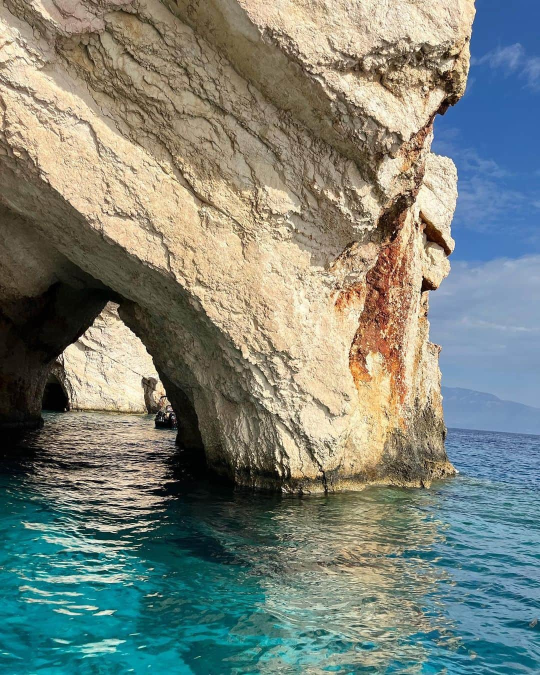 イブ・ミュアヘッドさんのインスタグラム写真 - (イブ・ミュアヘッドInstagram)「Take me back! ☀️👙🚤🍹  The best time 💛  #Greece 🇬🇷」9月28日 3時49分 - evemuirhead