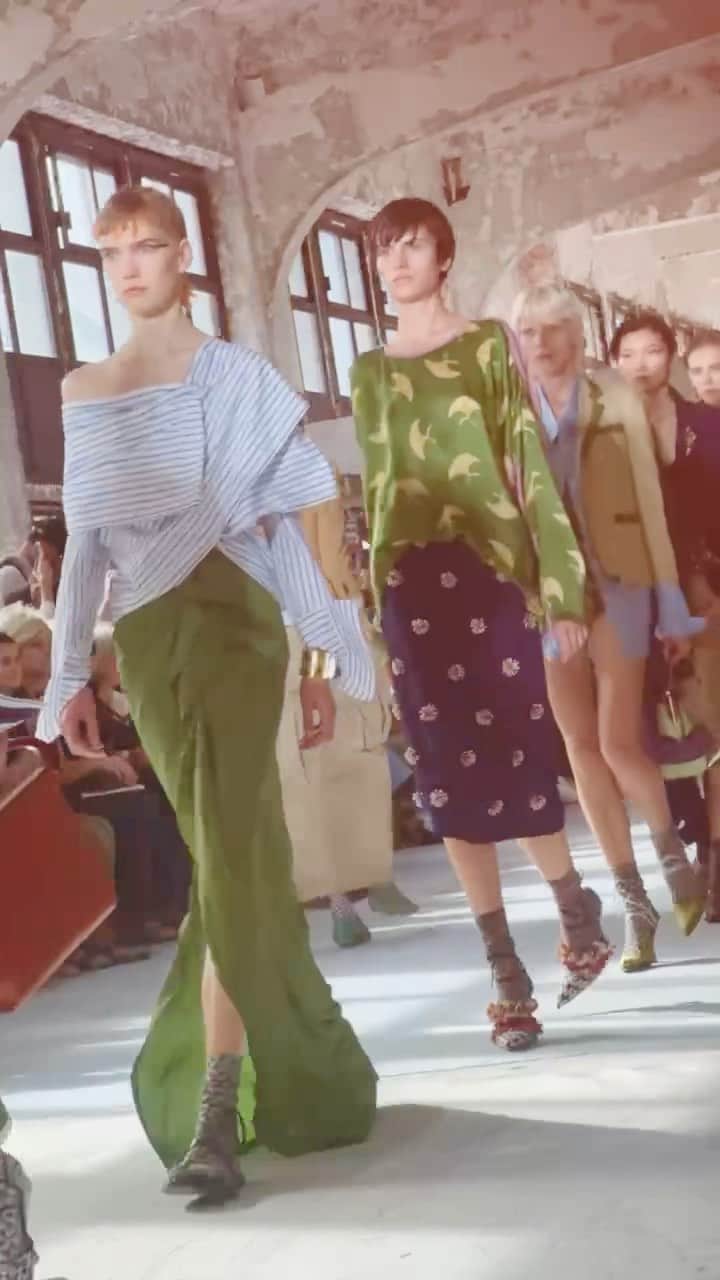 のインスタグラム：「【#WWDJAPANパリコレ取材】「ドリス ヴァン ノッテン（DRIES VAN NOTEN）」が2024年春夏コレクションを発表しました。  #DRIESVANNOTEN#ドリスヴァンノッテン#DRIESVANNOTENss24#pariscollection#pfw#fashionweek#parisfashionweek#fashion#fashioncollection#fashionshow#パリコレクション#パリコレ#ファッションショー」