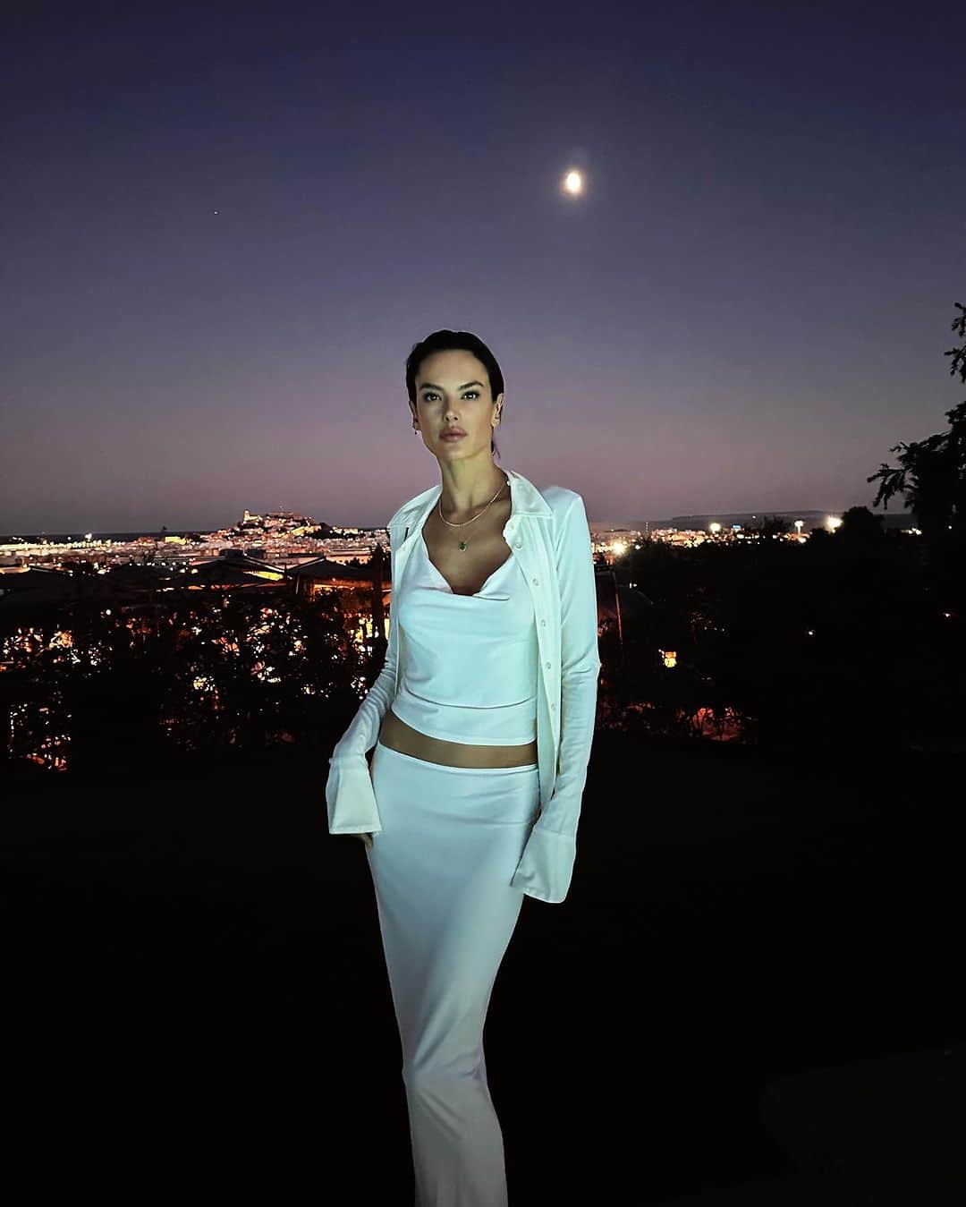 アレッサンドラ・アンブロジオのインスタグラム：「Back in the island… 🌙✨💛」