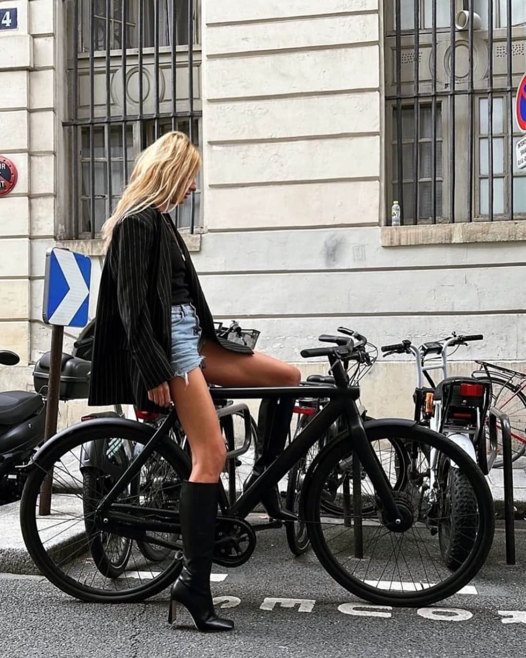 RE/DONEのインスタグラム：「@clairethomsonjonville wears the upcycled RE/DONE | Levi’s The Short in Paris #myredones #redonexlevis」