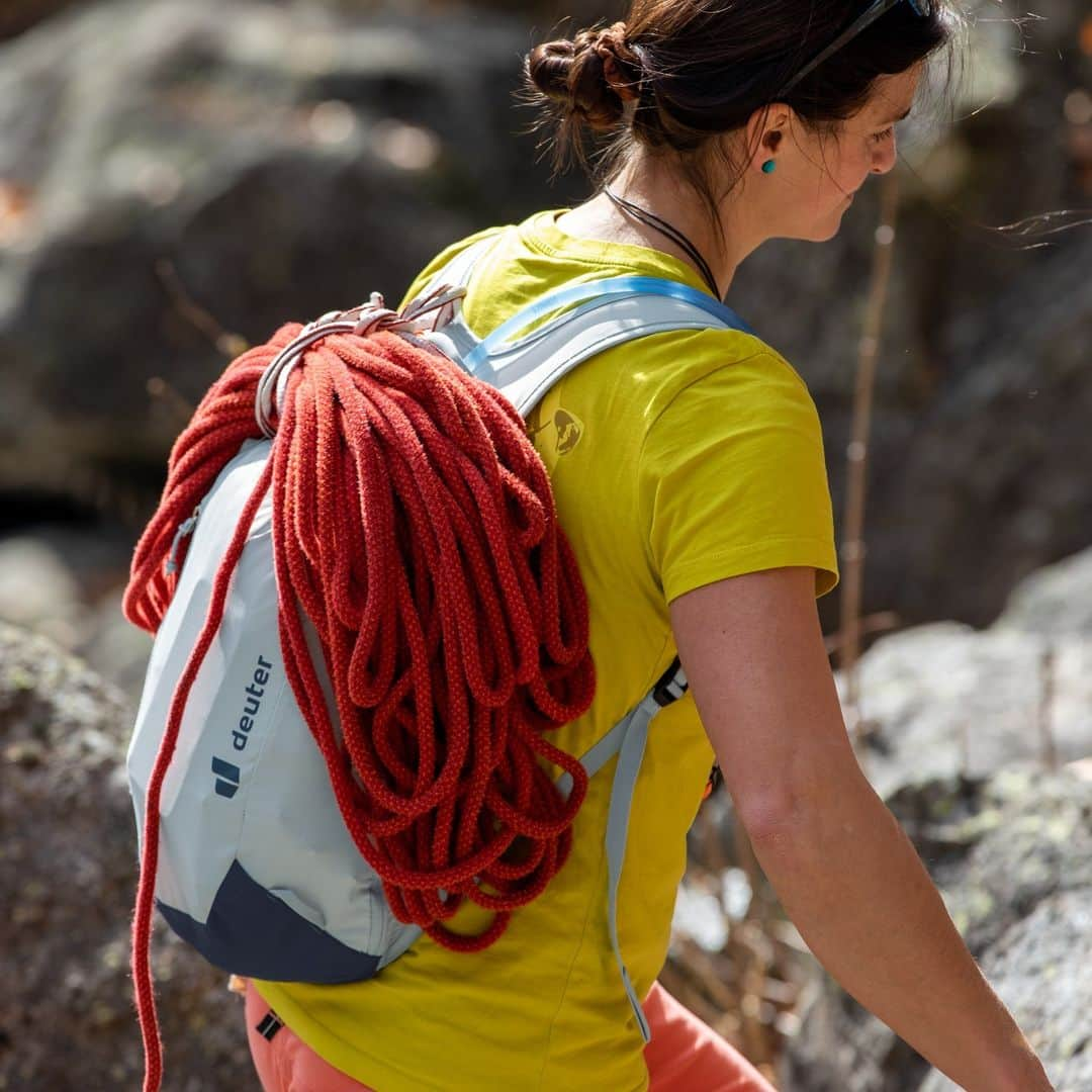 ドイターのインスタグラム：「Tiny but mighty! 🎒 Our Gravity Pitch is our multi-pitch pack: compact, rollable, and ready for action! 🧗‍♀️  -  Please tag #deuter to be featured. ❤️  -  #climbing #deuterforever #deuter #mountaineering #multipitch #gravityseries」