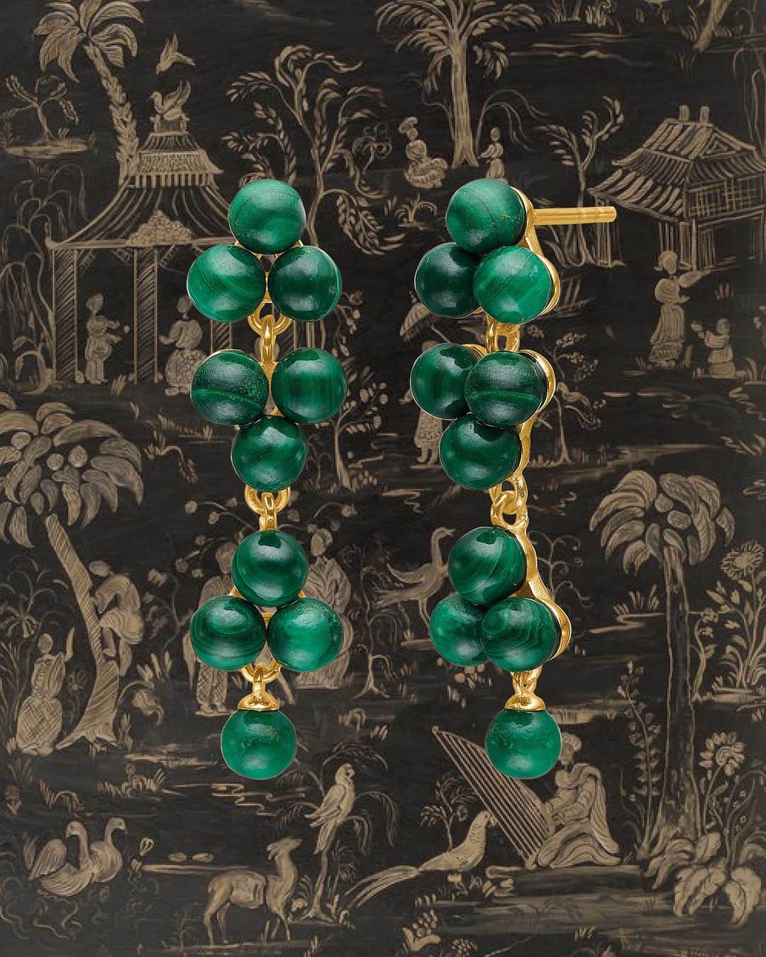 カレ ジュエリーのインスタグラム：「MIDNIGHT MALACHITE 💚 925 sterling silver, plated with 18-karat gold and set with Malachite. Malachite is known as a powerful transformation stone, that removes negative energies and brings peace to its wearer.    #earrings #earring #carre #gemstonejewellery #birthstone #gemstones #carrejewellery #sterlingsilver #carré #jewelry」
