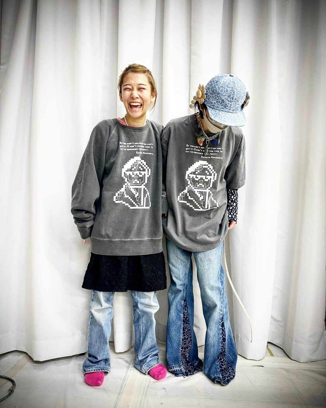 村上隆のインスタグラム：「A meeting was being held to assess the items to be released at @tonari_no_zingaro. The production of the garments is not going as smoothly as the production of paintings, and our sewing department @kaikaikiki_textile_factory, the director of our store @tonari_no_zingaro, and @chiaki_kasahara_, who manages them all, are struggling, kneading and massaging the details to get it just right—as if pushing and pushing to give birth. Those of you who are planning to visit Nakano, Tokyo, pleas make sure to visit our store on the 4th floor of Nakano Broadway! We are preparing new products!  @tonari_no_zingaro  でリリースするアイテムの検証会議が行われてました。 衣類の製作は絵画製作の様にはなかなか行かずに難航していて、縫製の製作部 @kaikaikiki_textile_factory と、お店 @tonari_no_zingaro の監督と、取りまとめの笠原さん @chiaki_kasahara_ が、揉んで揉んで、グイグイ押し出して、産み出してる感じです。 東京、中野に観光に来られる予定の皆さん。 中野ブロードウェイの4階にあるお店にぜひ来てくださいね！新作、頑張って作りまーす！」