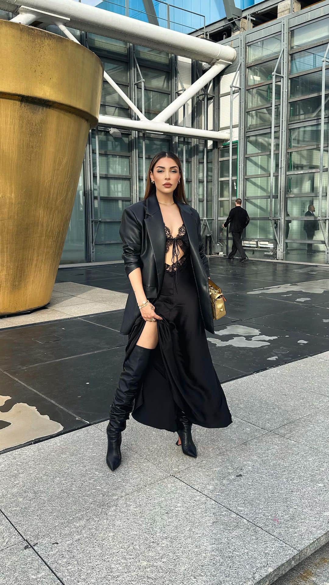 sananasのインスタグラム：「Ready for @vaillantstudio show ✔️Okay je l’avoue en ce moment c’est passion noir noir et noir 😍  #vaillantstudio  #pfw #pfw2023」