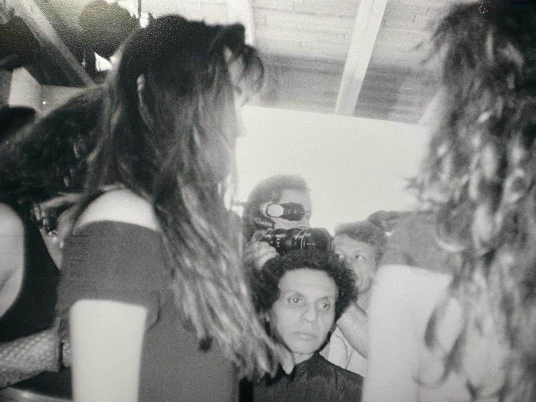 JULIEN D'YSのインスタグラム：「Remembering AZZEDINE❤️ cheveux eau sucre ,  ça le faisait rire😃 mais la très intense pendant le show 🤔picture from the #forgottenplasticbag miss him ❤️here #jasminelebon and ?? Maybe marie sophie @fruitbat2000  A quoi tu penses Azzedine ?de la haut ✨✨✨✨✨✨✨✨✨✨✨✨✨✨✨✨✨」