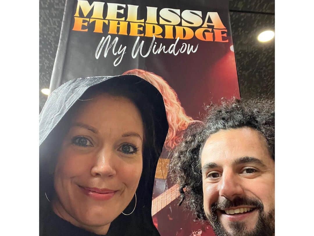 ベラミー・ヤングさんのインスタグラム写真 - (ベラミー・ヤングInstagram)「TMRW is #OpeningNight for my dear friend @kate__owens & the icon @melissa_etheridge in #MyWindow on #Broadway at #CircleInTheSquare ! 🎭👑🔥 Pedro & I were lucky enough to see the show in previews, & it is an INCREDIBLE ride! Joyful, moving, satisfying (all those SONGS🤩), soulful- Mz Etheridge's delivers an unforgettable night! 🥰 (And Kate is the icing on an already delicious cake 🤓) If you're in #NYC or coming this way,  can't recommend it enough!  I'm sending everybody so much love! And Kate, break legs tmrw!! I'll be with you in my heart! #BroadwayDebut 🔥 with a #RockStar 😲 #VeryCool ❤️ hey ps: BRAVA @amytinkham1 for your direction that made me feel like I got a concert & a biopic all in one, & #LindaWallemEtheridge : only a love so deep could write someone's life with that much humor, truth, compassion, & impact.🥰🥰🥰」9月28日 4時18分 - bellamyyoung