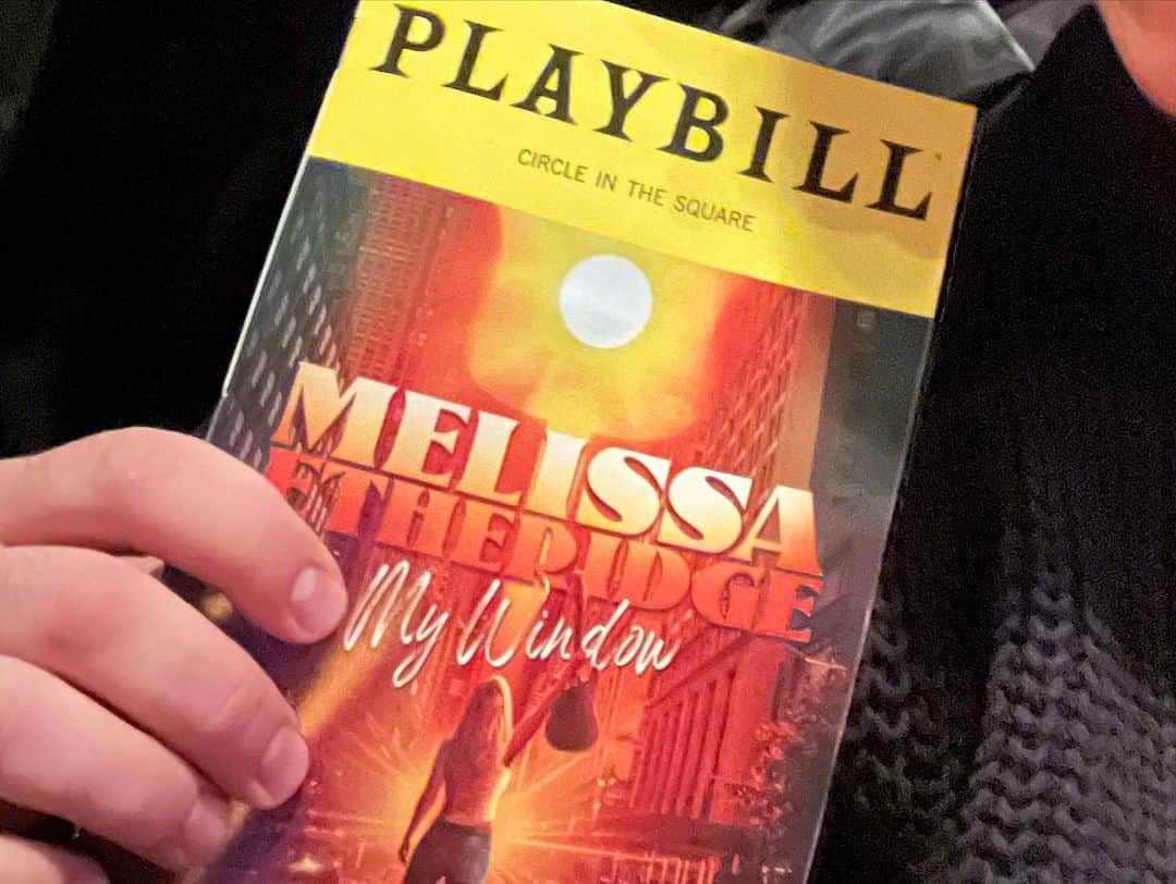 ベラミー・ヤングさんのインスタグラム写真 - (ベラミー・ヤングInstagram)「TMRW is #OpeningNight for my dear friend @kate__owens & the icon @melissa_etheridge in #MyWindow on #Broadway at #CircleInTheSquare ! 🎭👑🔥 Pedro & I were lucky enough to see the show in previews, & it is an INCREDIBLE ride! Joyful, moving, satisfying (all those SONGS🤩), soulful- Mz Etheridge's delivers an unforgettable night! 🥰 (And Kate is the icing on an already delicious cake 🤓) If you're in #NYC or coming this way,  can't recommend it enough!  I'm sending everybody so much love! And Kate, break legs tmrw!! I'll be with you in my heart! #BroadwayDebut 🔥 with a #RockStar 😲 #VeryCool ❤️ hey ps: BRAVA @amytinkham1 for your direction that made me feel like I got a concert & a biopic all in one, & #LindaWallemEtheridge : only a love so deep could write someone's life with that much humor, truth, compassion, & impact.🥰🥰🥰」9月28日 4時18分 - bellamyyoung