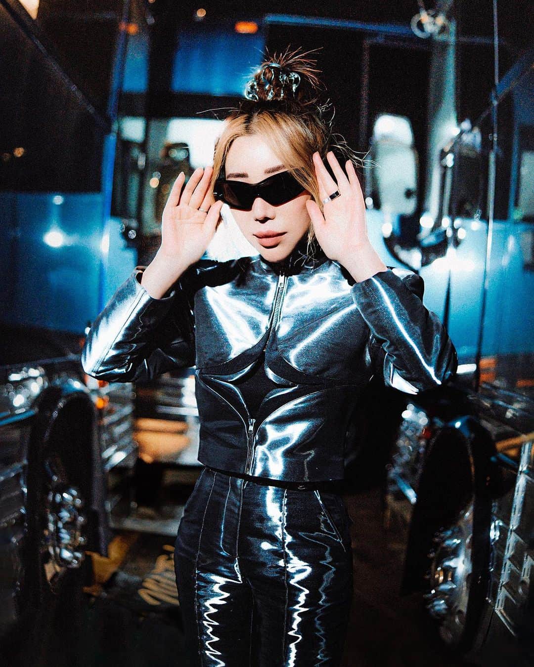TOKiMONSTAのインスタグラム：「Life on tour has been a cyber futuristic dreammmmmm. Back on w @odesza tmrw! San Diego 10/28-29, Santa Barbara 10/30 cya 😎 📸 @jbajsel」
