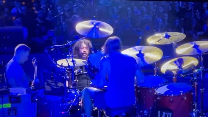 ルーファス・テイラーのインスタグラム：「Hard to believe this was a year ago already. Incredible night of music and good people. Forever grateful to be apart of it. Still miss him more than ever. The best of the best #taylorhawkins 🥃  Cheers for the clip Payam Dash!」