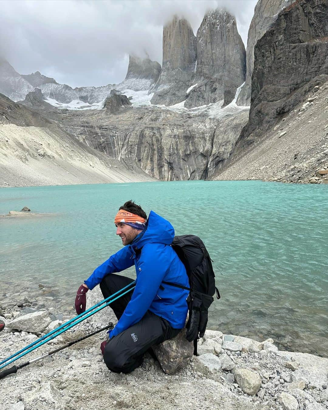 マシュー・ルイスのインスタグラム：「Had a lovely time visiting Patagonia 🇨🇱 with @jamesphelps_pictures and @oliver_phelps for @fantasticfriendsofficial.   You can watch the three of us hike 🥾 and horse ride 🐎, chase cougars 👀 and attempt to herd sheep 🐑, amongst many other things I’ve never done before and probably shouldn’t be allowed to do again. Available on HBO in Europe, Crave in Canada and more coming soon @mndassoc」