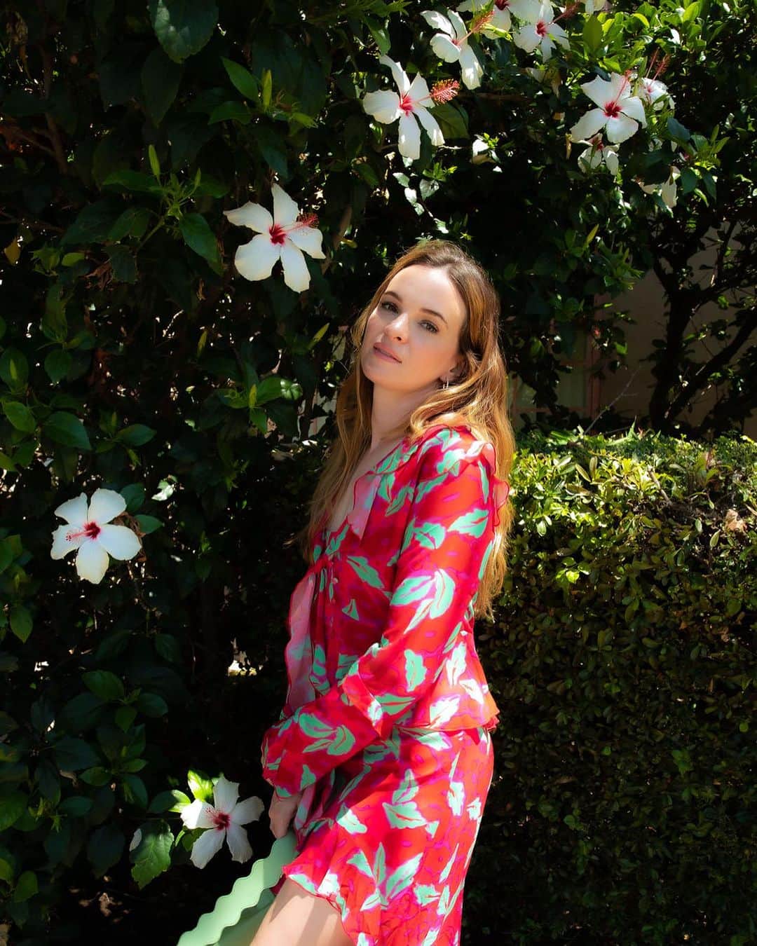 ダニエル・パナベイカーのインスタグラム：「Just blending in…」