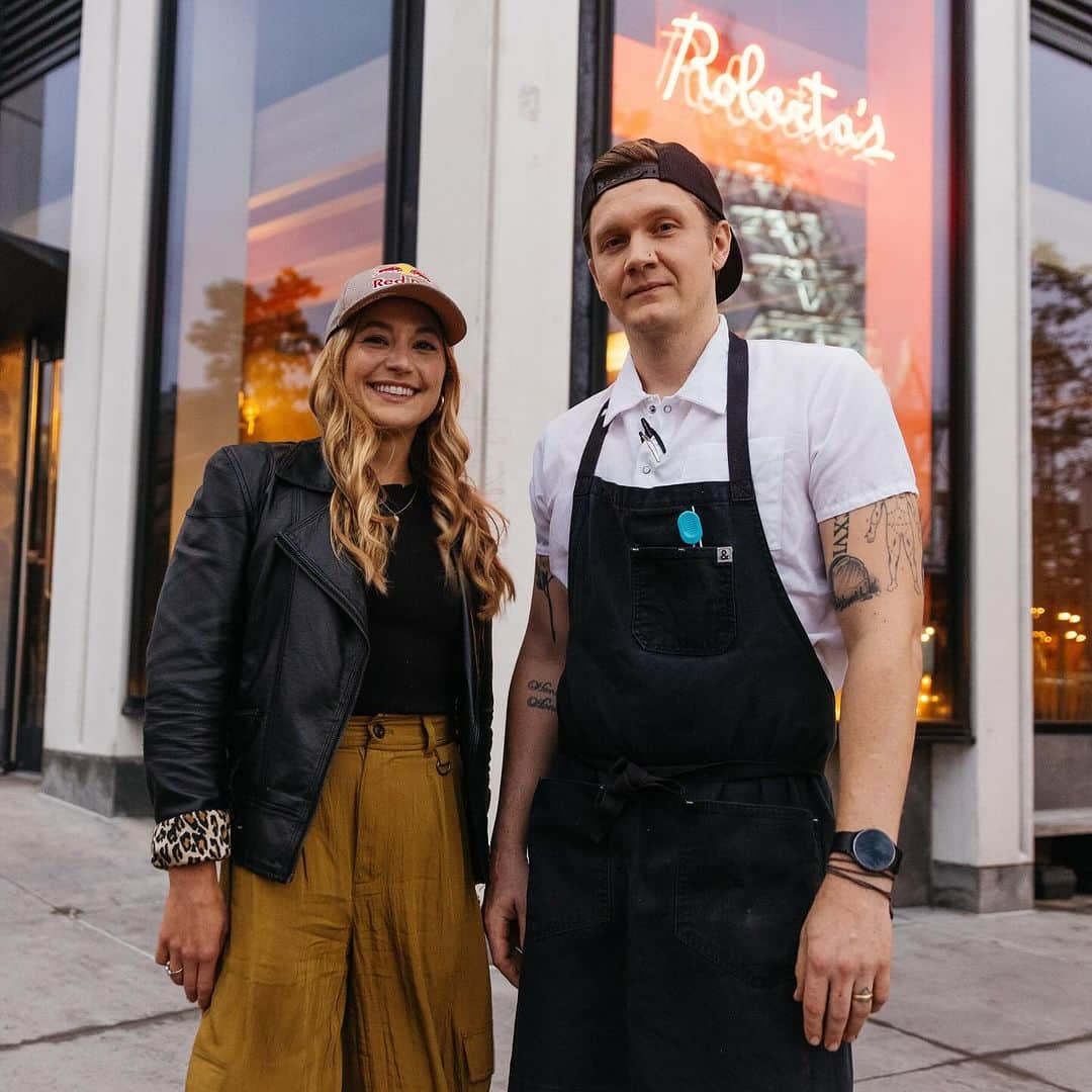 サッシャ・ディギーリアンのインスタグラム：「I love learning about food and nutrition and ways to make eating healthy taste really good. I had such a great time curating an all gluten free menu at the famous @robertaspizza with the famed chef @fattnessmonster  to showcase all the incredible food and sustainably sourced ingredients you can get beyond the also delicious 🍕  We focused on farm-fresh ingredients - scroll for the menu! Thanks so much @redbull @redbullusa for hosting my Sauce-A-DiGiulian book launch party! @lesscurbow ❤️ dessert is in honor of @moosechaga !」