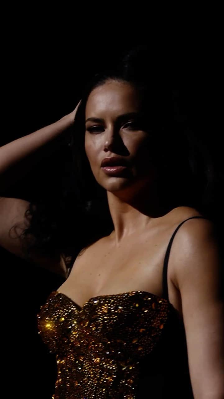 ヴィクトリアズ・シークレットのインスタグラム：「Bold, confident, iconic—@adrianalima needs no introduction in a VS custom outfit for #TheTour23. You can shop inspired looks—and other similar styles—online now or via the link in bio.  The road to the runway for each garment was extremely unique, from material selection, detailed sketching, and complex construction. Whether working with a legendary Swiss embroidery house or utilizing locally-sourced leather, each piece took over 60-to-80 hours to create.   In 2021, Victoria’s Secret began a journey. The goal was to give a new generation of creatives from around the world the opportunity to tell their stories and see their creations brought to life on the world stage. The platform? The Tour ’23. This film is theirs.   The VS House designs are worn by @palomjia, @eileengu, @haileybieber, @imaanhammam, @valentts, @adutakech, @candiceswanepoel, @lilyaldridge, @jilla.tequila, @gigihadid, @candicehuffine, @adrianalima, and @devynfaithgarcia.   The Tour ’23 Film:  @lolaparteloliva: Director  @ariwegner: Cinematographer  @partel.oliva: Creative Direction @pulsefilms: Production」