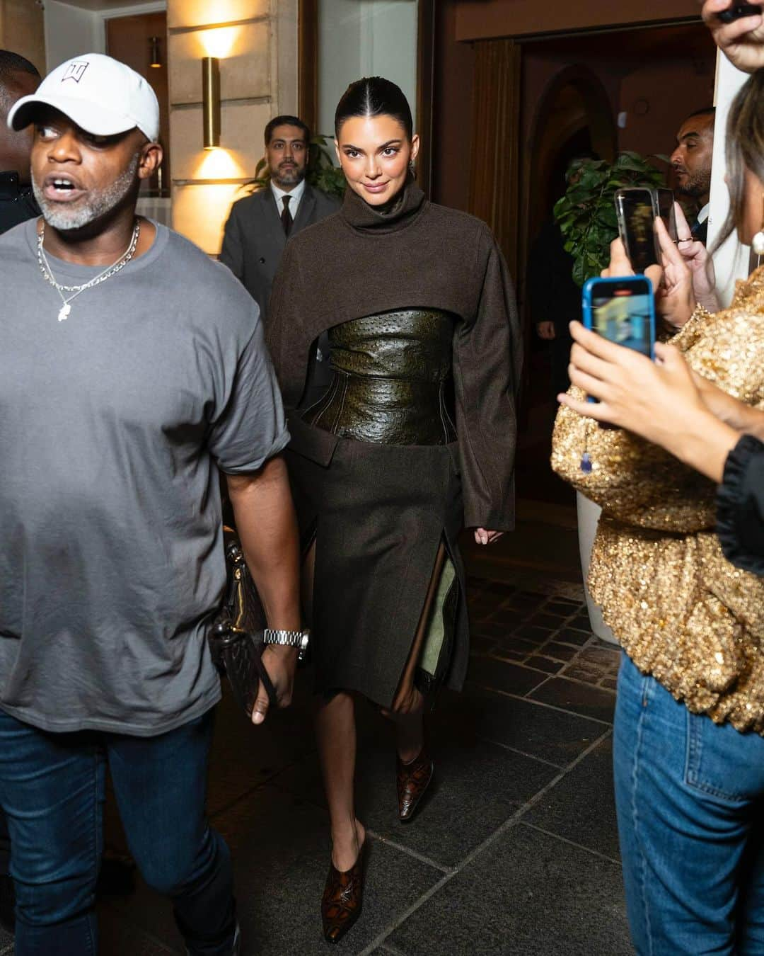 Just Jaredさんのインスタグラム写真 - (Just JaredInstagram)「Kylie Jenner and Kendall Jenner were spotted out for dinner on Tuesday night in Paris during a brief break from fashion week. More photos on JustJared.com! #KylieJenner #KendallJenner Photos: Splash」9月28日 4時52分 - justjared