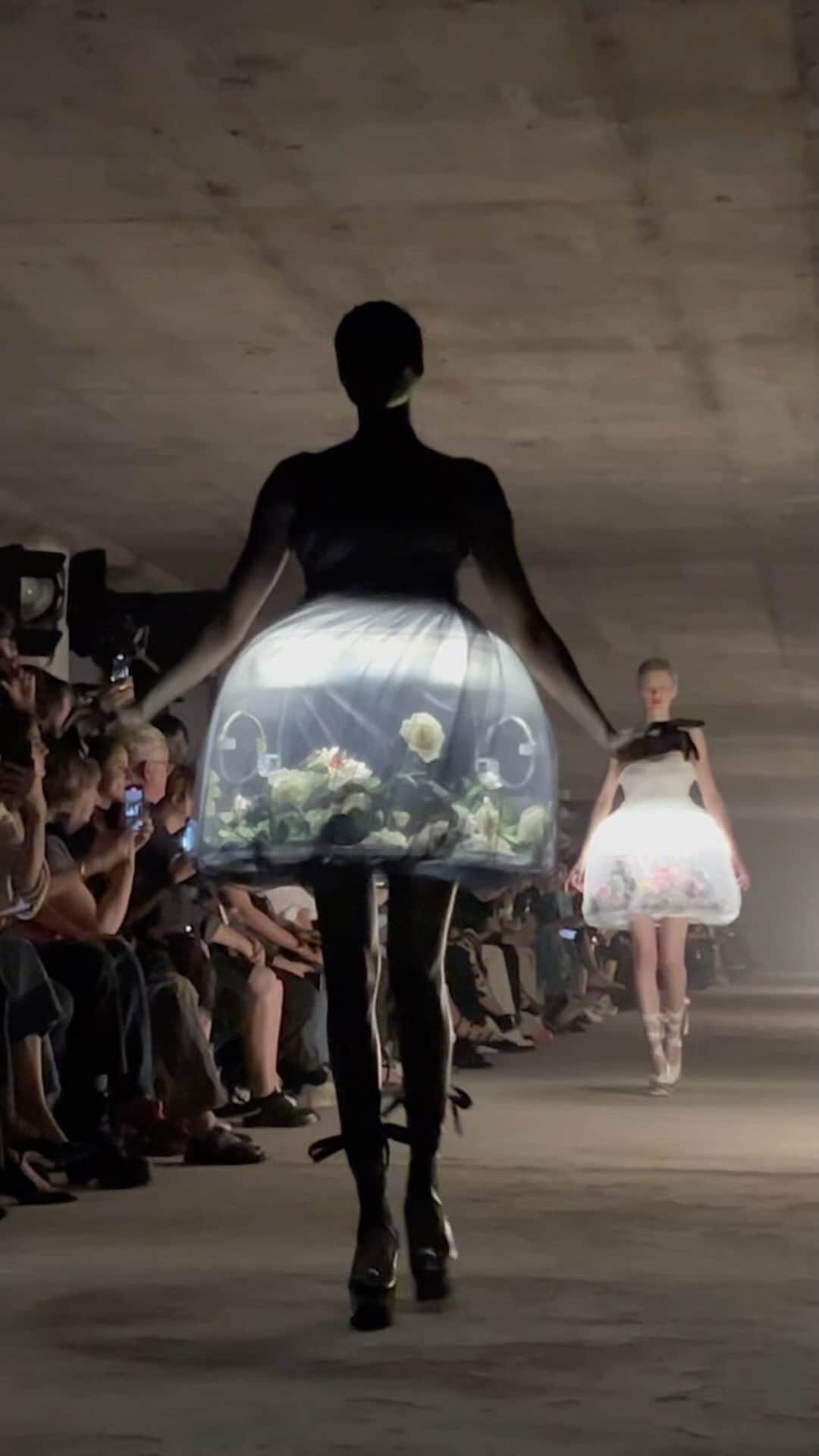 のインスタグラム：「【パリコレ】「アンダーカバー」が、2024年春夏コレクションショーを開催。 温室の蝶を育てているというコンセプトのドレスも登場しました。  @undercover_lab  #undercover #アンダーカバー #fashionweek #fashion #ファッション #fashionshow #ファッションショー #ドレス #dress #pfw #パリコレ #パリコレクション  #パリコレ_fs取材」