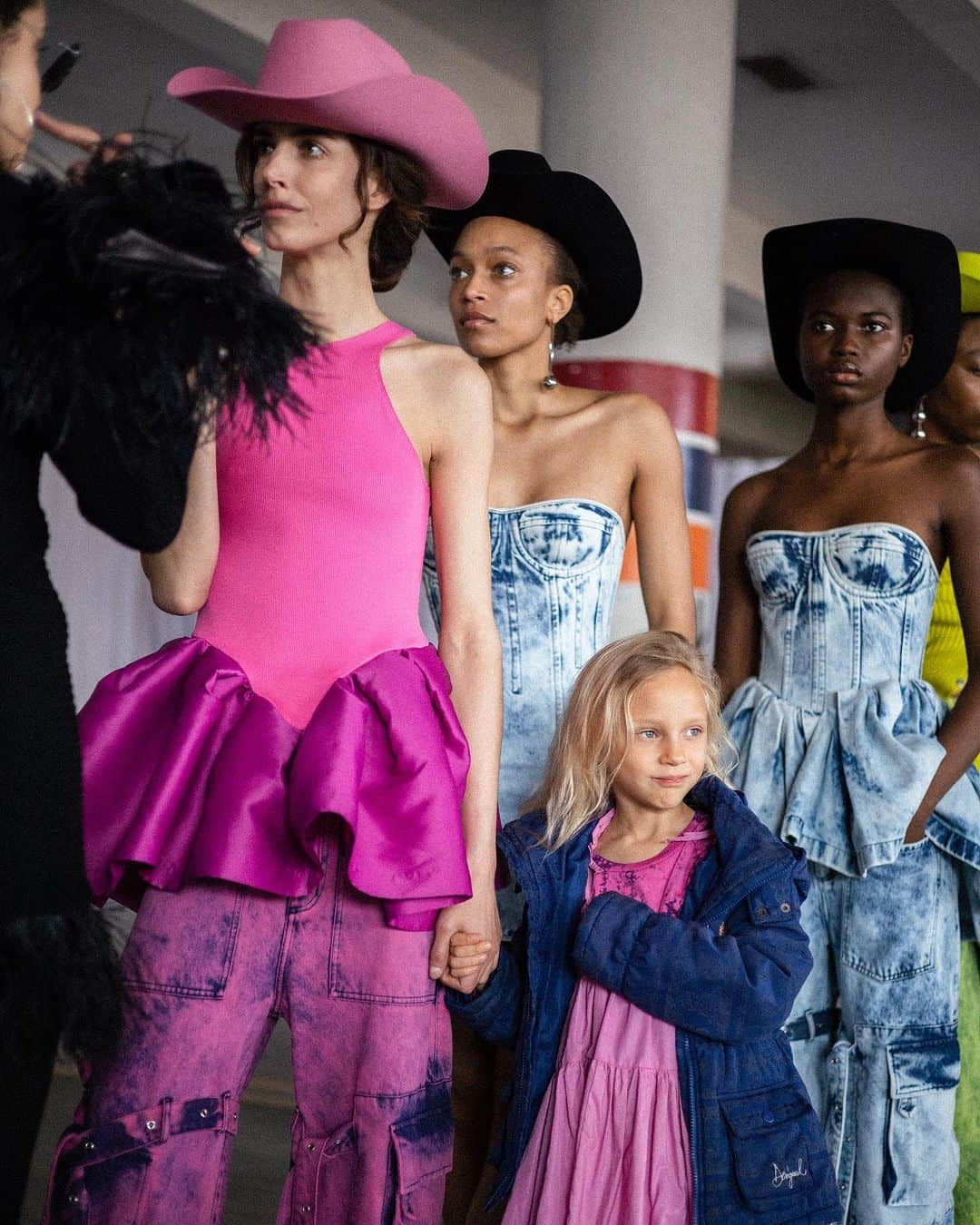 Marques Almeidaさんのインスタグラム写真 - (Marques AlmeidaInstagram)「Full pink or full denim? Both please 💙💖 Shop all our AW23 looks at marquesalmeida.com  #marquesalmeida #howdoyouwearyourma #aw23」9月28日 5時00分 - marques_almeida