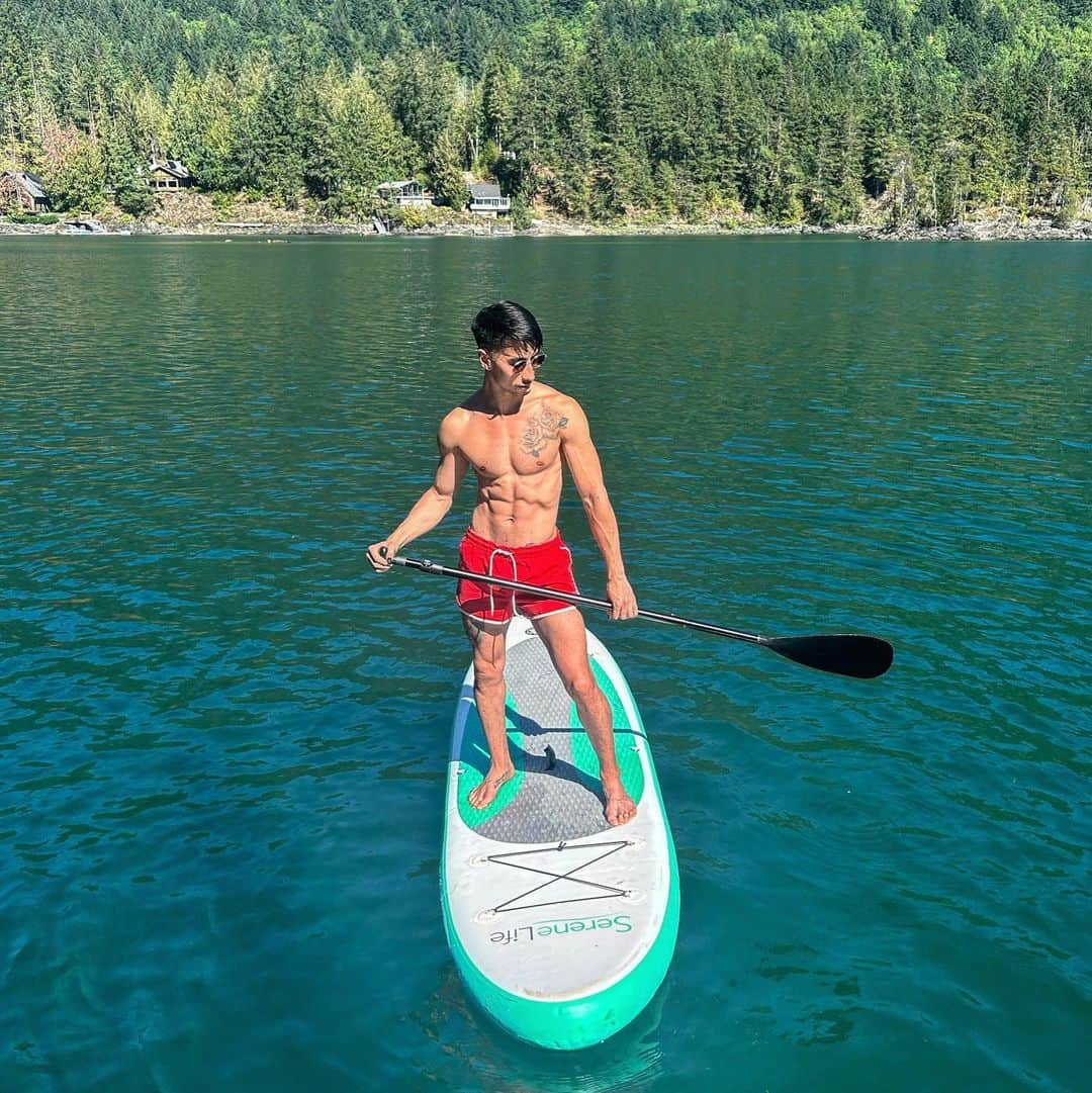 ジェレミー・テンのインスタグラム：「Paddle boarding Jeremy unlocked   #NewSkin #NewSkill #LiveLaughLake #Instagay #Fitness #CabinLife #HarrisonHotSprings #PaddleBoarding」