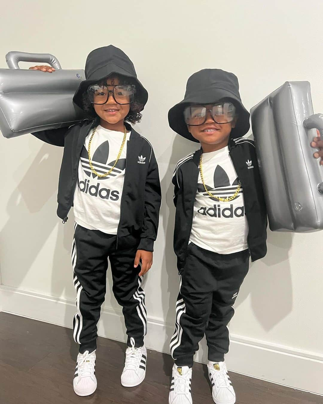 ジョン・ウォールのインスタグラム：「Throwback day at skool for the #WallWayBoyz #MyGuys #RunDMC ‼️」