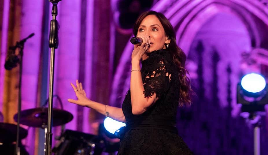 ナタリー・インブルーリアのインスタグラム：「Still overwhelmed by Saturday night at  Durham Cathedral. I felt so lucky to sing at this beautiful venue… so intimate …but I still got you on your feet 😆💜🦋  Thanks to all who came and for the energy you gave me.   @Latc_uk   Special thanks to  @_victoriawai_ for the wondering pics on the night! Loved seeing you sing and dance between shots 💃🏽😁🙏🏽💙」