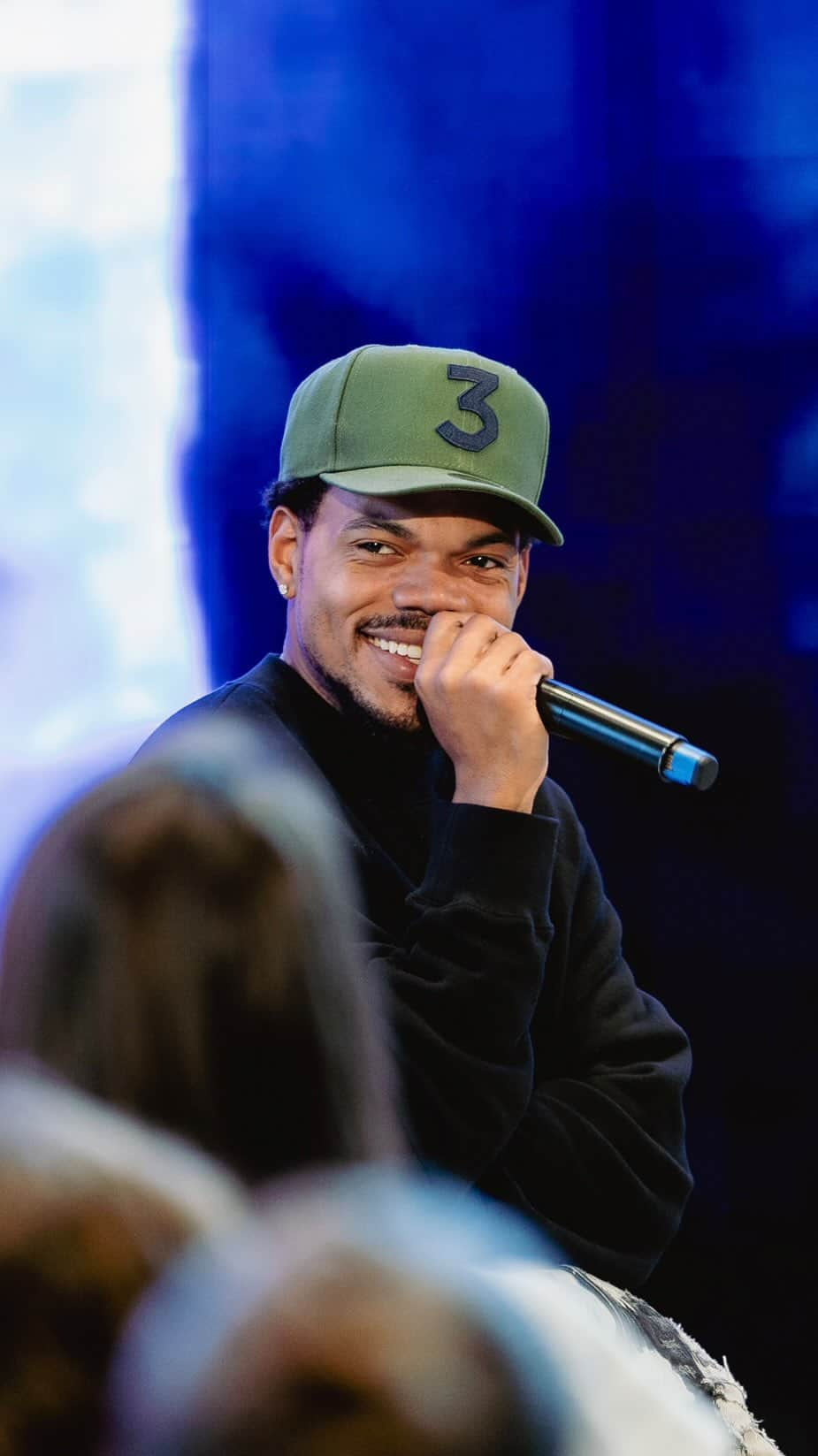 チャンス・ザ・ラッパーのインスタグラム：「Hometown hero! @chancetherapper sat down with @oldmanebro for a #TodayAtApple session in his hometown of Chicago to celebrate #HipHop50 and to reflect on 10 years of his record-breaking mixtape #AcidRap. Link in bio.」