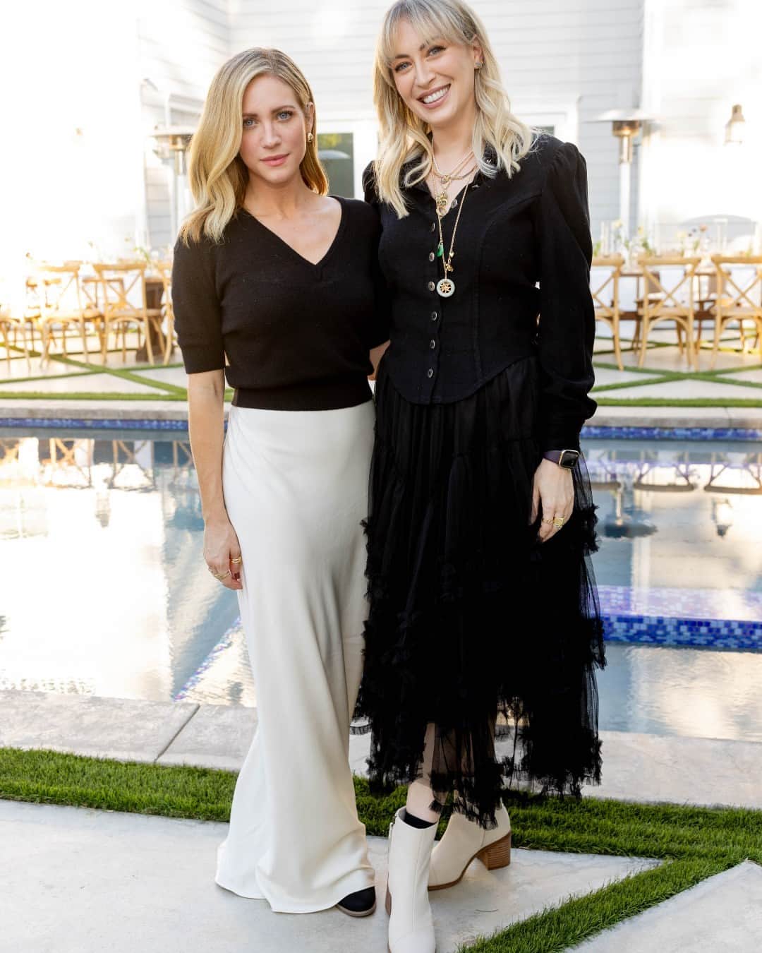 トムズシューズのインスタグラム：「Last night, TOMS celebrated @BrittanySnow and @Jaspre Guest's @SeptemberLetters. It was a beautiful evening filled with friendship, delicious food, and heartwarming conversations.   In partnership with @TheRetaility, we came together to support a cause that's close to our hearts. September Letters raises mental health awareness and provides support to those in need through the power of letter writing.   #WearGood」