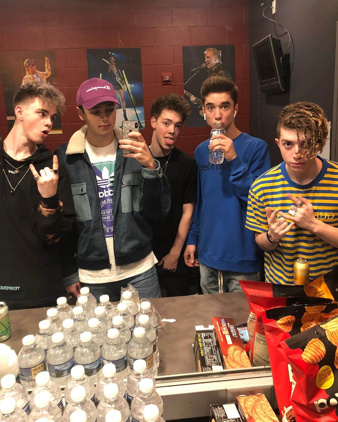 Jonahmaraisのインスタグラム：「7 years ago today we started a band and my life hasn’t been the same since. so many beautiful moments…. and hard ones. I’m thankful for these 4 dudes, they are so much of who i have become. i’m especially feeling thankful to every single person who ever listened to our music and made me believe i can do this! and you came out to shows!!! i am dreaming of the day i get to share my music with you in person and see you all on the road again. i wouldn’t be where i am today without all of you. as of this week i am finally free to make music and can’t wait to share my heart with you guys through music again. 🫶🏻」