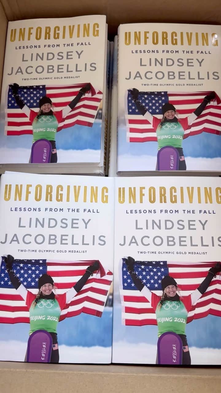 リンゼイ・ジャコベリスのインスタグラム：「They finally arrived!!!! My books just showed up at my door and I am so excited to share this moment with you 💕 My book tour starts October 17th in #NYC - Available for preorder now through the link in my bio @harpercollins @danpaisner」
