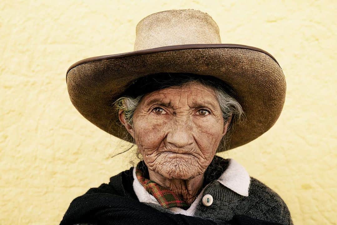 Robert Clarkさんのインスタグラム写真 - (Robert ClarkInstagram)「Wondering around the streets of #Cajamarca,Peru I saw a face a needed to photograph. She let me have two frames.」9月28日 5時37分 - robertclarkphoto