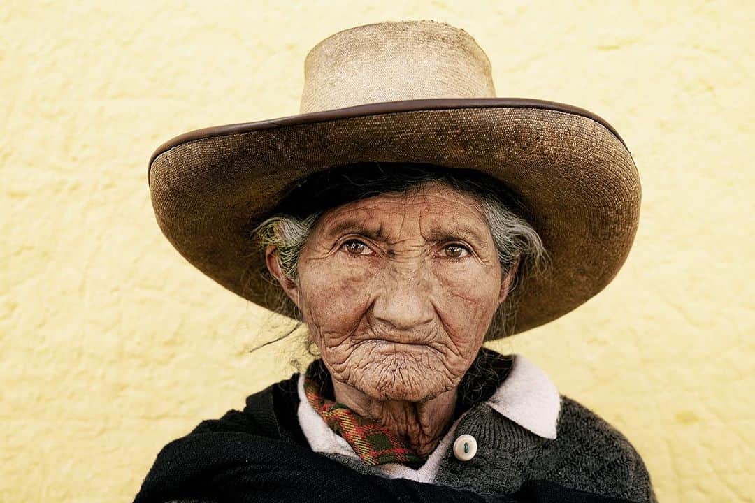 のインスタグラム：「Wondering around the streets of #Cajamarca,Peru I saw a face a needed to photograph. She let me have two frames.」