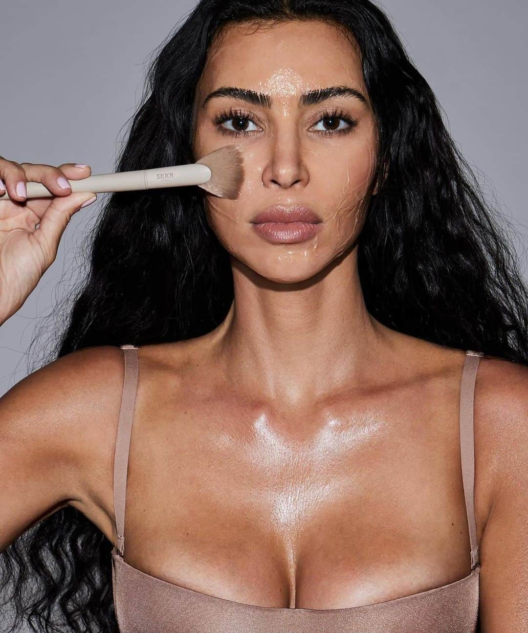 クリス・ジェンナーのインスタグラム：「Kim’s new @SKKN Resurfacing Pumpkin Enzyme Mask and Treatment Brush coming Oct 4 @kimkardashian   Developed with cutting-edge biotechnology, our rinse-off exfoliating mask launches on October 4th alongside our application brush. Join the waitlist at the link in bio to shop first.」