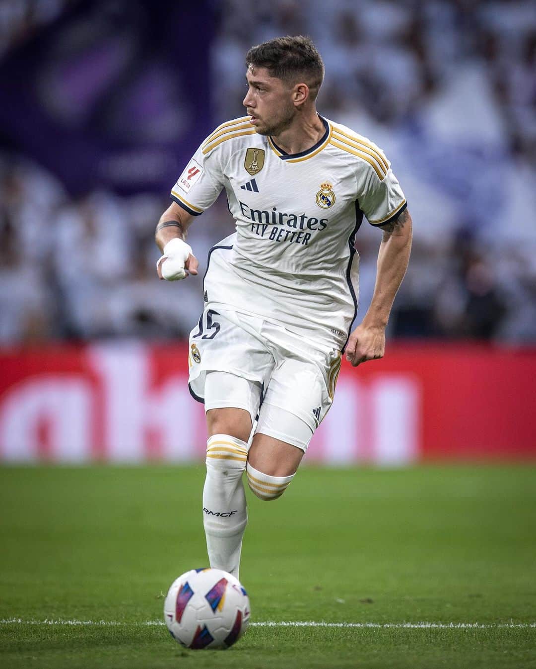 のインスタグラム：「3 puntos en casa 🤍  #HalaMadrid」