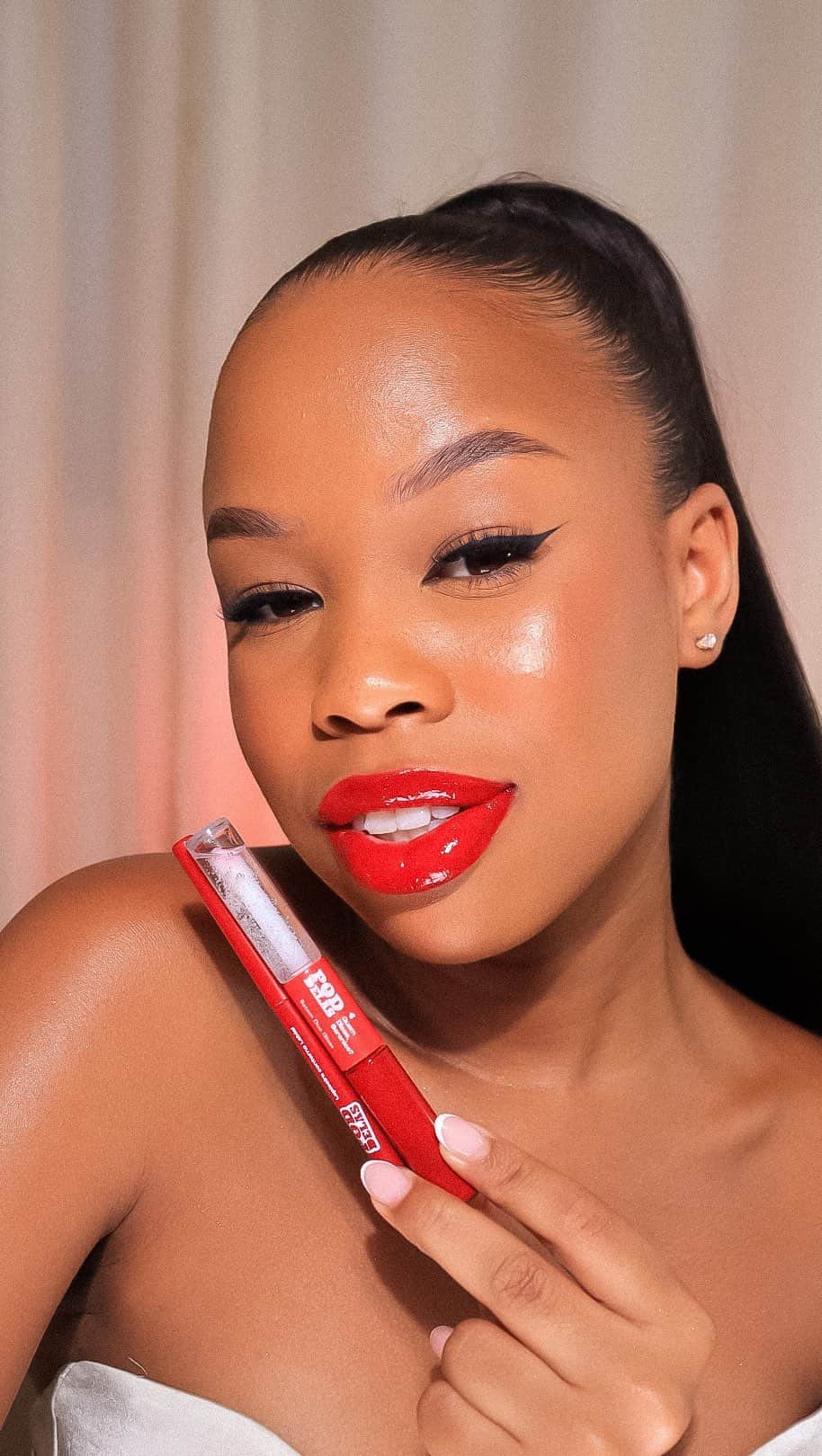 quem disse, berenice?のインスタグラム：「Já dizia os filósofos, “com um limão, uma limonada.”  Com uma lapiseira e um gloss? Um bocão. Vem conferir a dica que a @samyrapriscila trouxe usando as duas cores do Duo Gloss e da Lapiseira de contorno labial da nossa nova collab com o @poddelas 💋  #QDBComPoddelas  #PraTodosVerem: o post é um vídeo da Samyra Priscila ensinando como fazer um bocão com a Lapiseira Labial e o Batom Duo Gloss de Poddelas. Fim da descrição.」