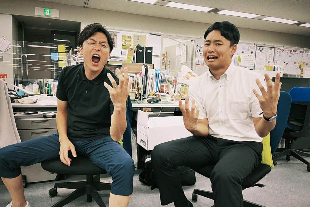MBSアナウンサー公式のインスタグラム：「🎤 先日放送された TBS朝の番組 「ラヴィット」に “西のB'zアナウンサー”として 出演し、 “東のB'zアナ”こと TBS南波アナと対決した 金山アナ。  ついに 金山アナのB'z愛が 全国放送で広まりました！  オンエアを見た中野アナ。 収録時の裏話を聴いていたら いつのか 「西のB'zアナ軍団」に 入団する流れに。  まだB'zビギナーの 中野アナですが、 ぎこちない B'z歌唱ポーズも サイコーッ！！  #アナウンサー #ラヴィット  #B'zアナ #東の南波 #西の金山 #B'zアナて何 #軍団員募集中」