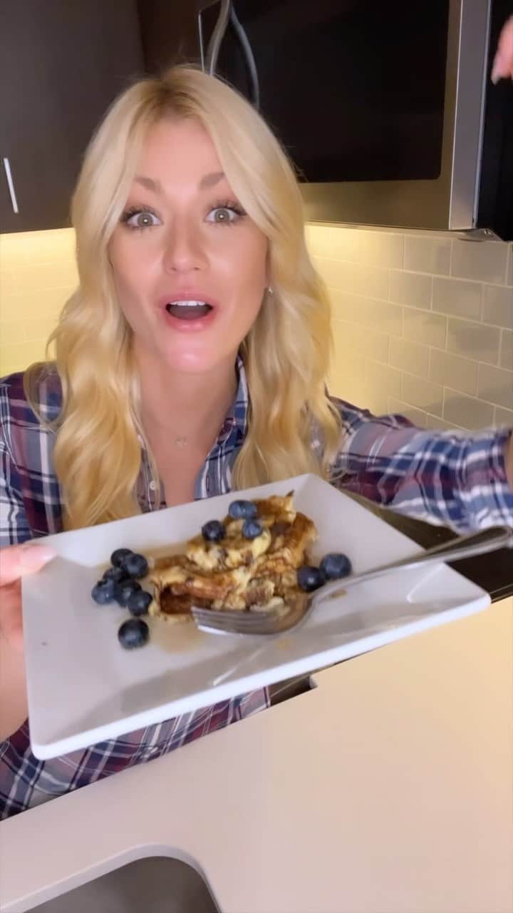キャサリン・マクナマラのインスタグラム：「You said more quick healthy recipes would be a-peel-ing - so here you go, puns and all! You batter believe you’ll flip for these pancakes. So yummy - and healthy - it’s bananas!  🥞🍌💛 #bananapancakes #puncakes #letthemeatpancakes」