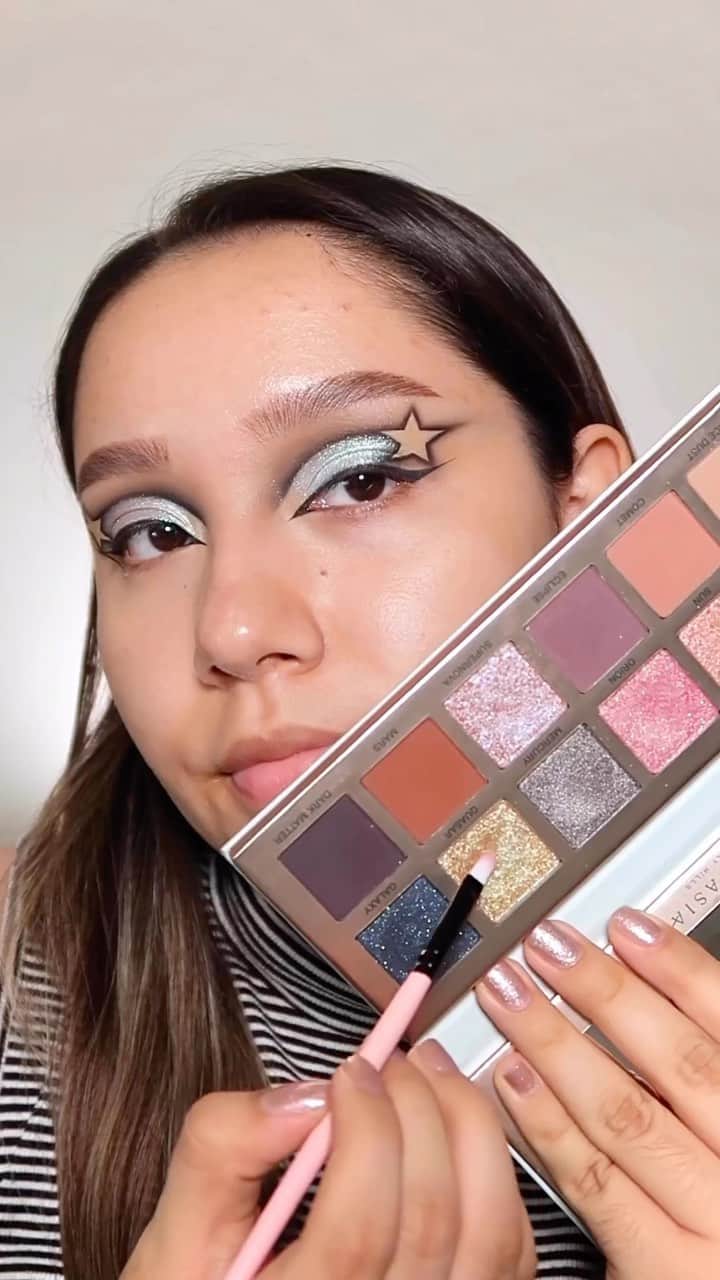 Anastasia Beverly Hillsのインスタグラム：「This #ABHCOSMOS look has us STARSTRUCK 🤩 Tap to shop 🏃🏾‍♀️🛒  📸: @bydaany (she/her)  #AnastasiaBeverlyHills #ABHCosmos」