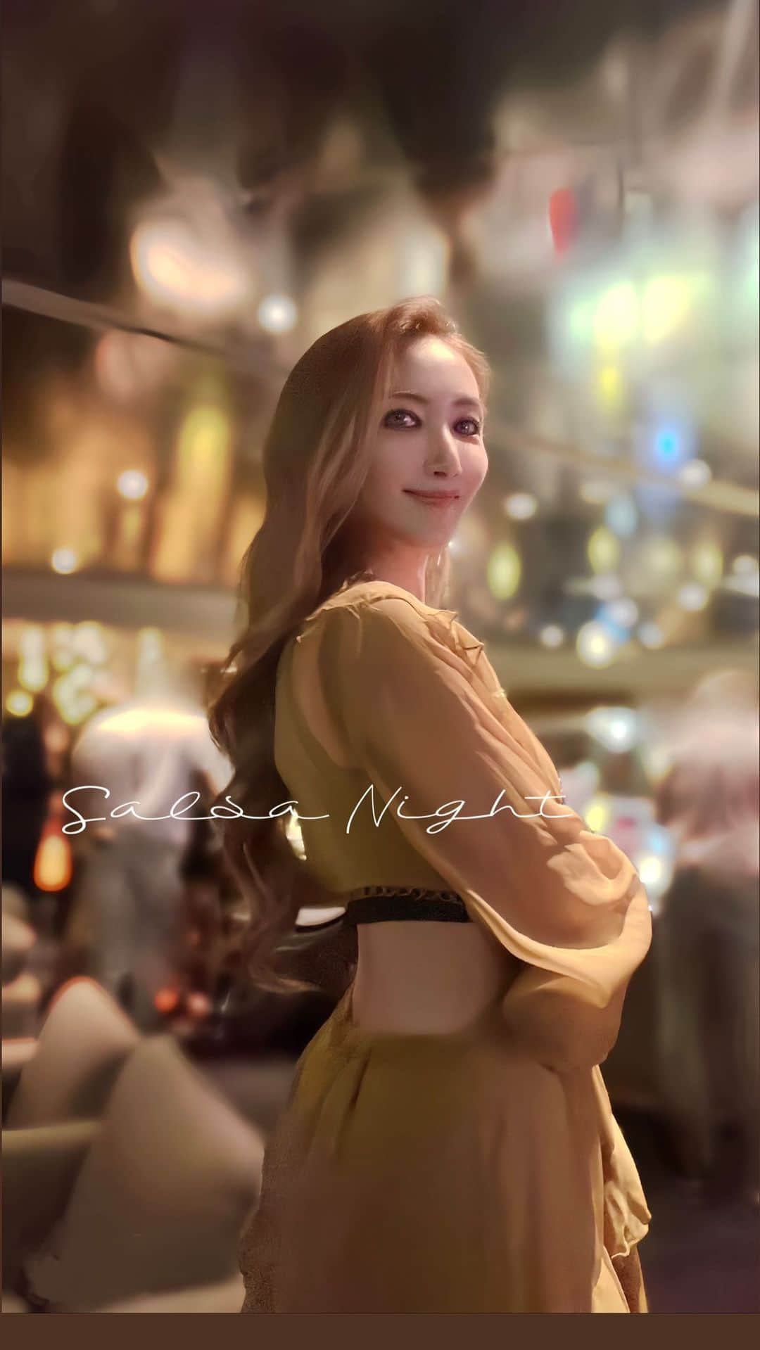 鈴木絢子のインスタグラム：「【SALSA NIGHT💃】 スイスホテル南海難波にて、 開催されたサルサダンスナイト✨  中秋の名月を前に血が騒いだ？ 大人たちが集まるイベントが開催！ 招待いただき伺いました🙋‍♀️🌕  まずは吹き抜けのロビーにて、 サルサの先生によるステップレッスン👣 そのあとは36階のスカイフロアに移動して、 本番 SALSA NIGHTがスタート❣️  サルサダンスとえば、、 体のラインがピッタリしたドレスや、 背中の開いたドレスにヒールで踊るイメージ👗  つまり、それを着こなす体が作れるということ💡  実際ステップだけでもかなりの燃焼力を実感✊ ウエストや下半身のダイエットにも良く、 ボディメンテにもピッタリです🙋‍♀️✨✨  そんなダンスを横目に食事🍽 SKYFARM JOURNEY スカイファームジャーニー *7 Courseをいただきました🌟  ここスイスホテル南海難波36階 SKYFARM で 育てられた野菜を使ったフルコース🥬✨  SDGs先進国スイスがルーツのスイスホテルならでは！ 私の屋上さつまいも畑と通じるものも感じました🍠  採れたてのハーブや野菜、エディブルフラワーが ふんだんに使われた内容で🌹 見た目や味にも驚きがあります🙋‍♀️✨  Vegetarian ベジタリアン Nut-Free ナッツフリー Gluten-Free グルテンフリー Dairy-Free デイリーフリー などメニューには細やかな対応も☺️🌟 ・ ・ 今回もまるで海外にいるような雰囲気💃✨ いつも魅力的なイベントやコラボ企画により、 ワクワクさせてくれるスイスホテル☺️🇨🇭  次回は何がコラボされるのか、、楽しみです🎶 ・ ・ ・ #スイスホテル南海難波 #サルサナイト #サルサダンス #キューバ #大人の社交場 #秋の夜長 #ホテルメニュー #ベジタリアン #グルテンフリー #テーブル36 #中秋の名月 #Vegetarian #Gluten #salsaNight #salsa #Latin #SDGs #💃」