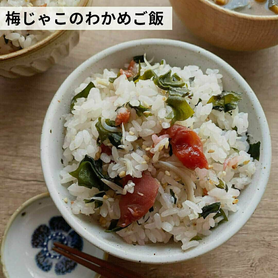 おうちごはん編集部さんのインスタグラム写真 - (おうちごはん編集部Instagram)「【主菜にも副菜にも大活躍！梅干しを使ったおいしいアレンジ8選】  昔ながらの保存食として親しまれている梅干し✨✨  疲労回復や殺菌・除菌作用などさまざまな効果が期待できる梅干しは、和食にも洋食にもアレンジ自在であともう1品欲しい時にも便利🙌  今回はいわしの梅しそ巻きや鶏手羽の梅煮、しそ梅パスタなど、梅干しを使ったおいしいアレンジをご紹介します😊💕　  ------------------  ⭐️梅香る三つ葉と大根のツナマヨ和え  photo by @ayano.cook  ⭐️梅春巻き  photo by @miyamori_mizuho  ⭐️鮭とキノコのムニエル〜しお梅バター風味〜  photo by @miyabun_ume  ⭐️梅干しと大根の肉しそ巻き photo by @roku.chan100  ⭐️いわしの梅しそ巻き焼き⁡  photo by @tsubuan_dango  ⭐️鶏手羽の梅煮  photo by @kacokanda  ⭐️梅じゃこのわかめご飯  photo by @ru.ru_rumi  ⭐️トマトと小松菜のしそ梅パスタ  photo by @miyabun_ume  🔽梅干しを使ったおいしいアレンジの詳細は、おうちごはんの記事をチェックしてみてくださいね！ https://ouchi-gohan.jp/3594/  ------------------  ◆ #おうちごはんLover を付けて投稿するとおうちごはんの記事やこのアカウント、おうちごはん発信のトレンドリリースなどでご紹介させていただくことがございます。スタッフが毎日楽しくチェックしています♪  ［staff : mico］ ------------------  #おうちごはんlover #おうちごはんラバー #ouchigohanlover #ouchigohan #おうちカフェ #おうちごはん #梅 #梅干し #梅干 #梅干しレシピ #梅干しアレンジ #梅干し料理 #時短レシピ #時短 #簡単レシピ #簡単ごはん #手作りごはん #梅しそ #保存食 #家庭料理 #レシピ #recipe #副菜 #おかず」9月28日 6時00分 - ouchigohan.jp