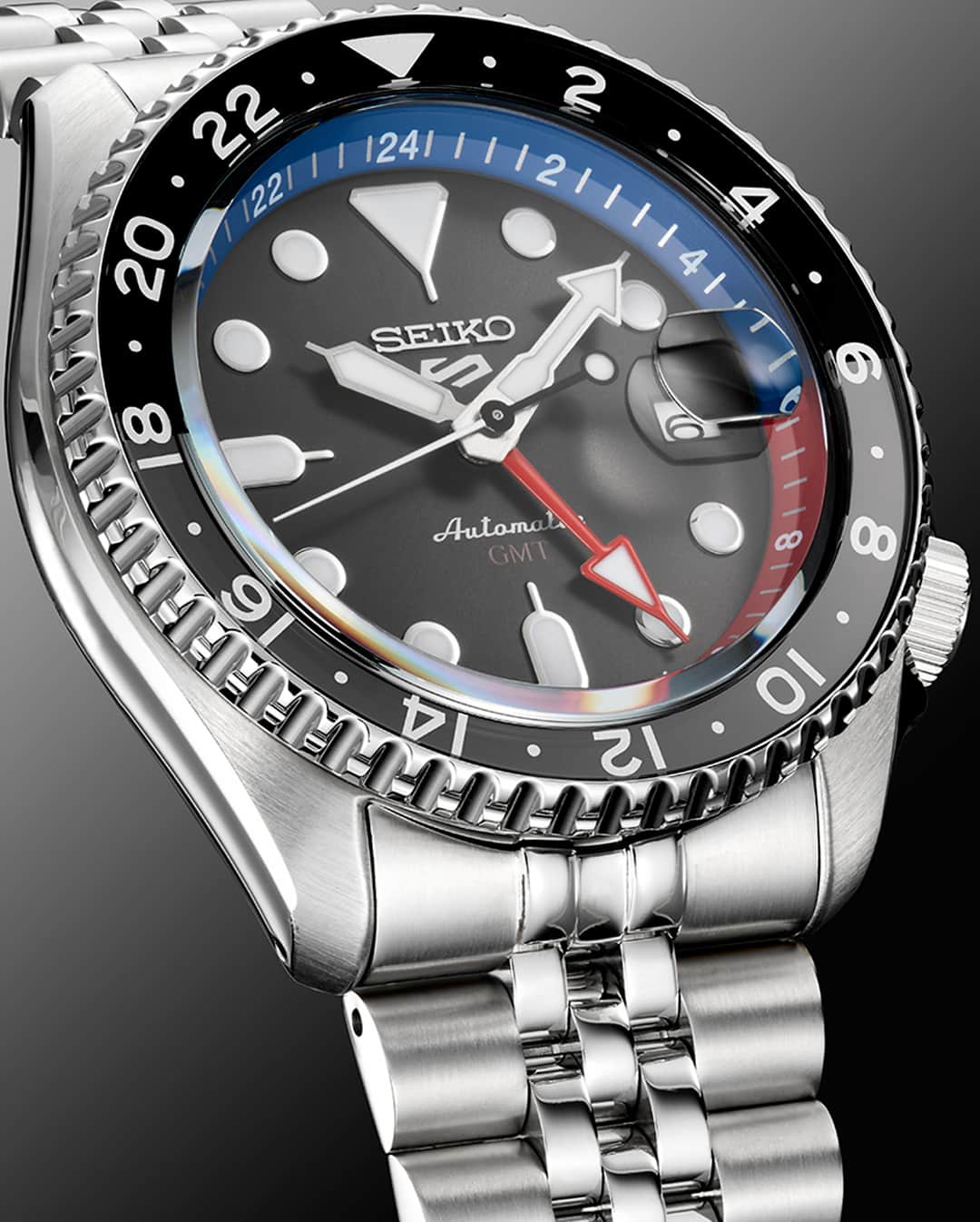 Seiko Watchesのインスタグラム：「A Seiko 5 Sports GMT With Real Staying Power 🔴🔵 - Stay classic with the iconic SKX design with red and blue accents. Stay on time in a second time zone with the large GMT hand. And stay up to date with the convenient magnified date calendar.  Who's got it all? #SSK019 does.   #Seiko #Seiko5Sports #ShowYourStyle」