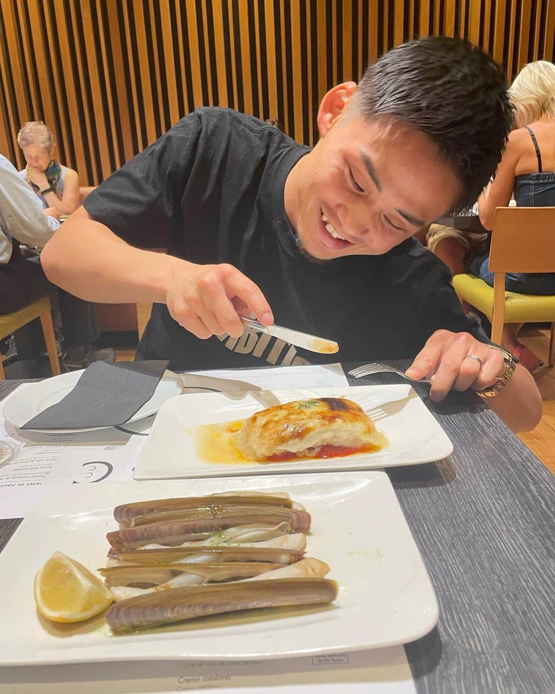 あきまっくすさんのインスタグラム写真 - (あきまっくすInstagram)「📍Barcelona🇪🇸〜食べ物と私達〜  部活なんかってくらい 食べて歩いて食べて歩いてを 繰り返しています🍽️❤️‍🔥  色んな方がおすすめスポットや ご飯屋さんを教えてくれて めちゃくちゃ充実した旅になっております✨幸 ありがとうございます🙏🏽❤️  あと、スリ気をつけますー！🔥 （皆にめっちゃくちゃ言われるし 被害に遭ってる方もいてビビりっ）  明日はついにサグラダファミリアを 見に行ってきます❤️わくわくわくわく  #新婚旅行 #スペイン #バルセロナ」9月28日 6時07分 - akimax1221