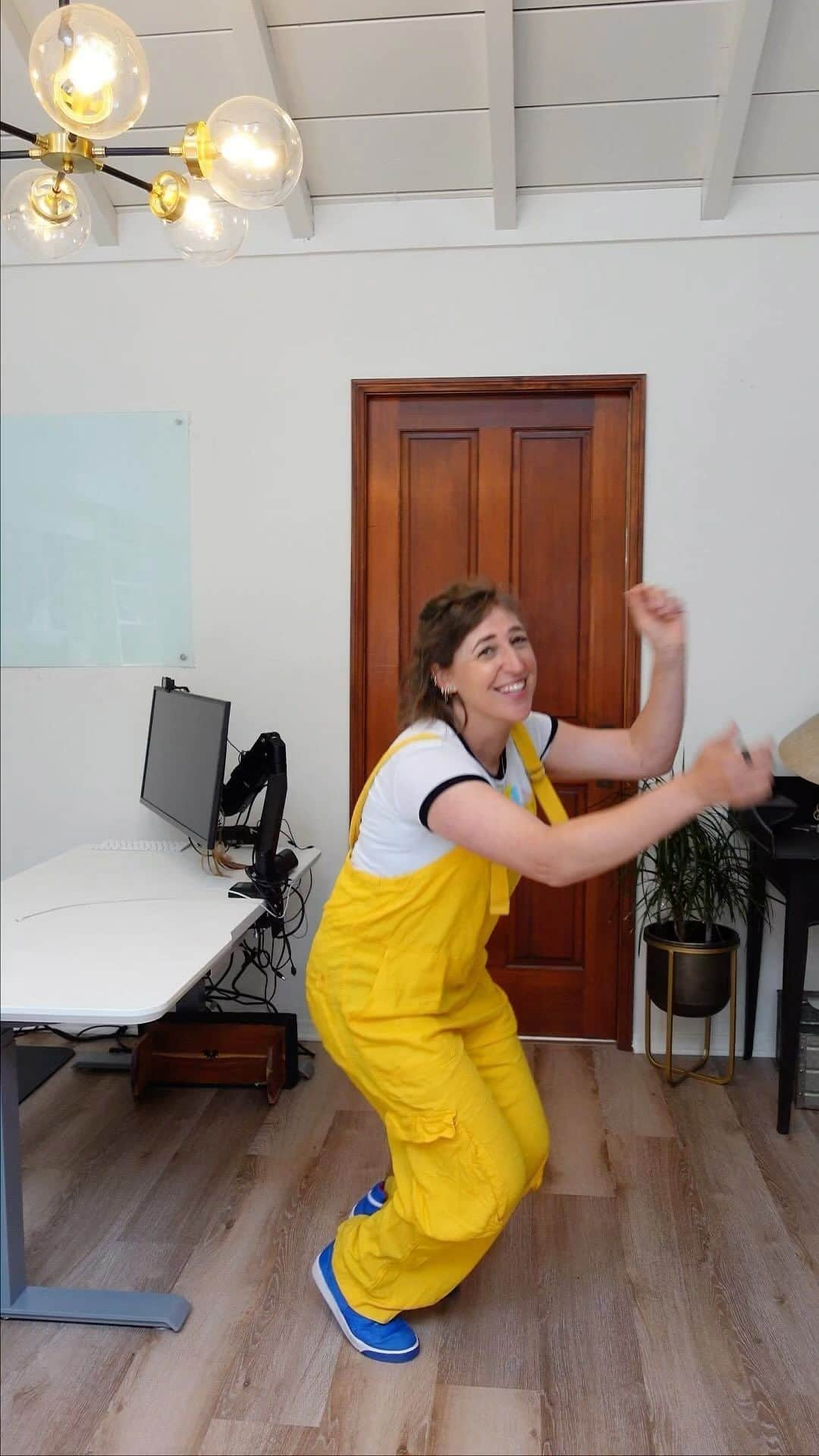 メイム・ビアリクのインスタグラム：「The outtakes you didn’t know you needed from my recent dance video. (You might want to turn the sound on.) 🐭🤦‍♀️」