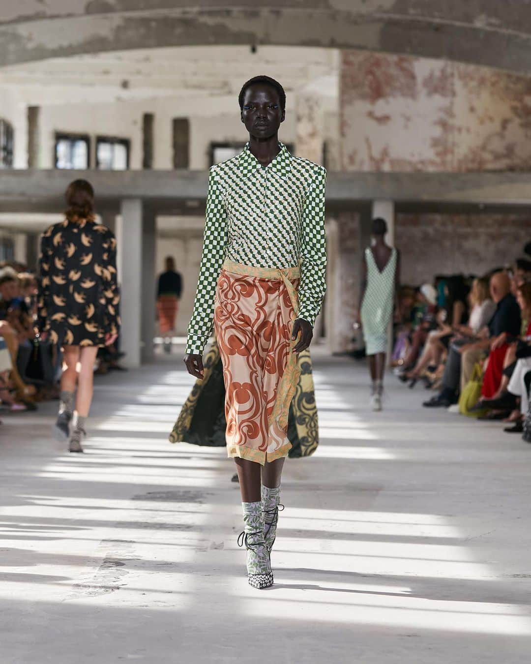 ドリス・ヴァン・ノッテンのインスタグラム：「WOMEN SPRING SUMMER 2024  Unfamiliar familiar.  The codes of sports attire applied in unusual ways. A rugby stripe motif recurring across the collection. Abundant embroidery and surface decoration in unlikely places.  See the full show video tomorrow at noon on driesvannoten.com  #DriesVanNoten #DVNSS24 #PFW」