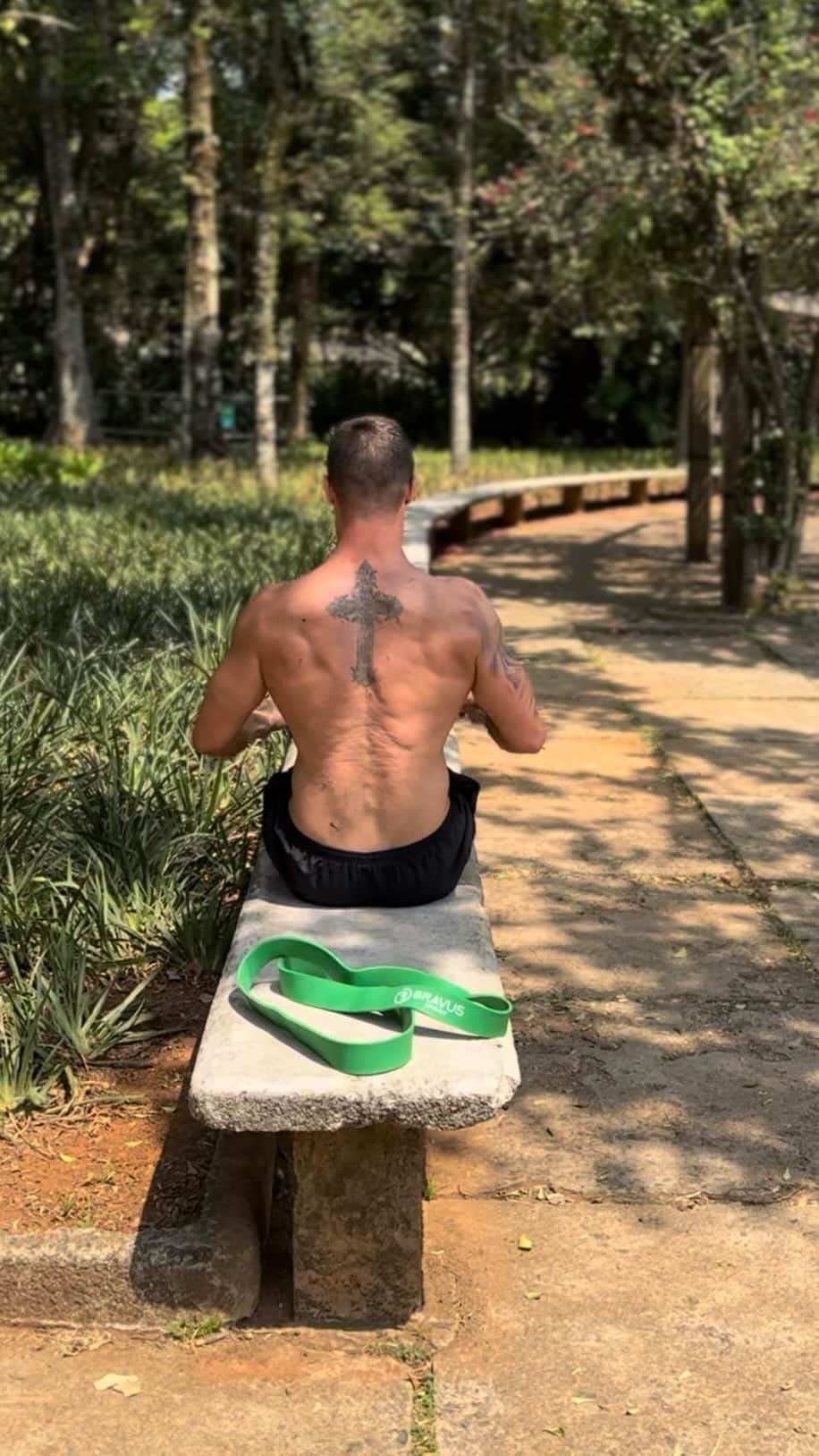 Jonas Sulzbachのインスタグラム：「Treinão na pegada utilizando os bands da @bravusport  É incrível a variedade de exercícios que é possível fazer com esses bands! Eu curto demais!!!! Valeuuu e ótimos treinos 💪  @maha.play #lifestyle #healthy」