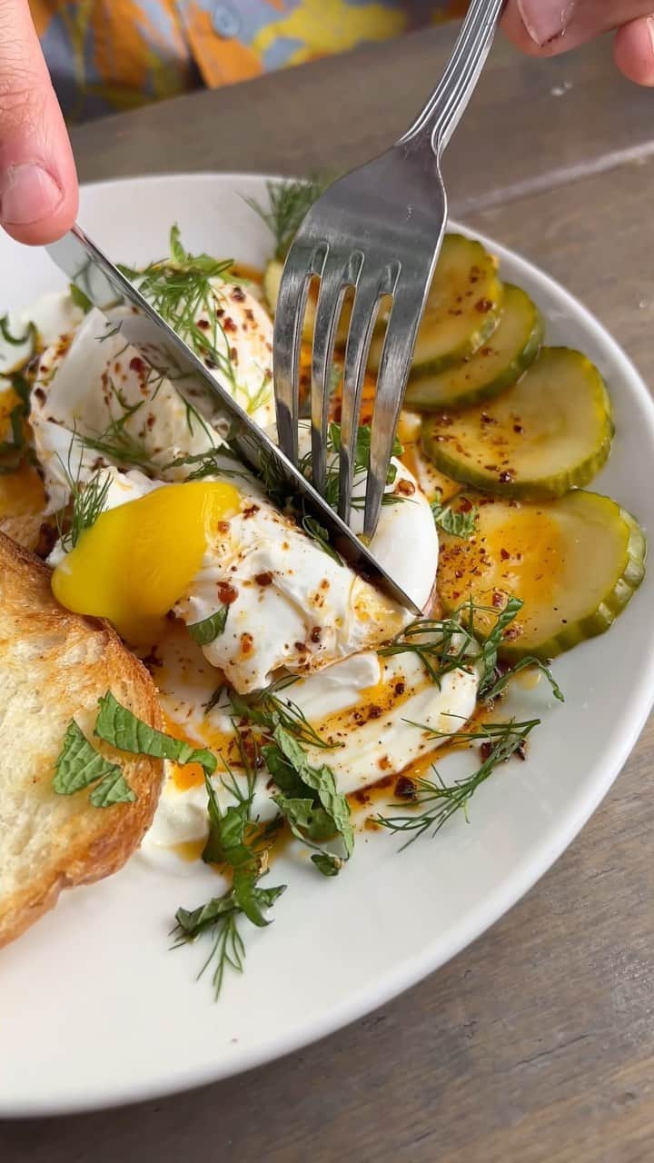 エッグショップのインスタグラム：「You HAVE to try our signature TURKISH EGGS! Garlicky yogurt, poached eggs, Aleppo chili oil, fresh dill & mint, on toasted sourdough! 🍳🔥🍳 #EGGSHOPNYC  📍151 Elizabeth Street (Nolita) 📍138 N 8th (Williamsburg)」