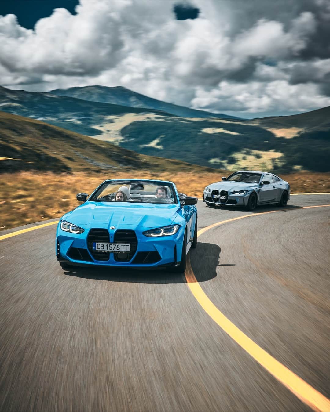 BMWのインスタグラム：「You and which friend? 🤔 #BMWRepost 📸 @nradoslavov @m4.blue.guy @surrealmediaa  #THEM4 #BMW #M4 #BMWM #MPower __ BMW M4 Competition M xDrive Convertible: Combined fuel consumption: 10.2 l/100 km. Combined CO2 emissions: 233–231 g/km. BMW M4 Competition Coupé: Combined fuel consumption: 9.8 l/100 km. Combined CO2 emissions: 224–223 g/km. All data according to WLTP. Further info: www.bmw.com/disclaimer」