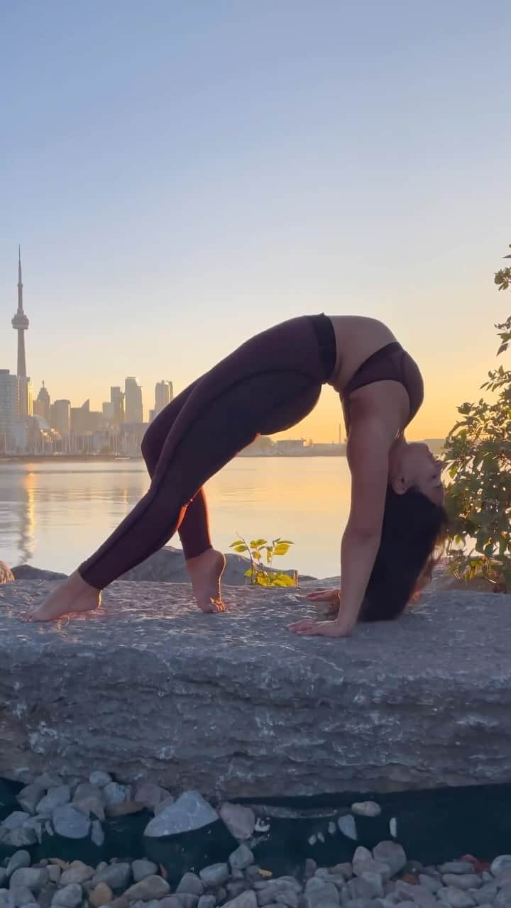 ALO Yogaのインスタグラム：「“How you love yourself - is how you teach others to love you” - Rupi Kaur   How can you show yourself love today? @asanavanessa opens her heart and moves mindfully 🤍」