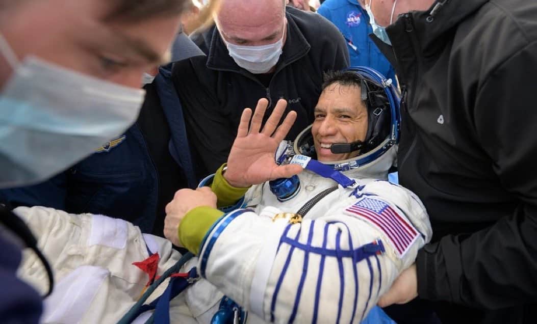 スコット・ケリーのインスタグラム：「Frank Rubio back on solid ground after orbiting Earth 5,963 times.   Congratulations, @astro_frankrubio! Welcome home! Take it slow for a while.」
