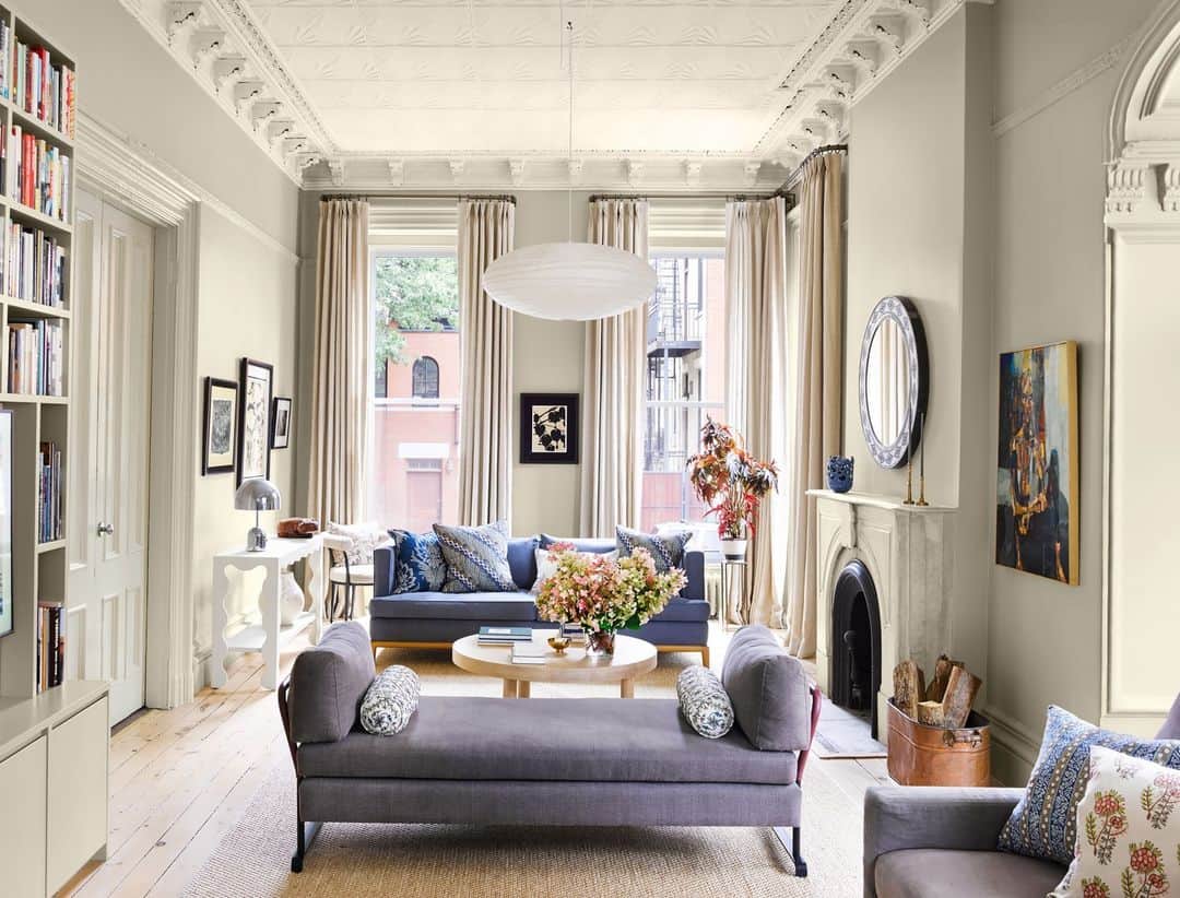 のインスタグラム：「When restoring her longtime Brooklyn home, ELLE DECOR editor Ingrid Abramovitch (@ingridabram) gave herself one piece of advice: Hire a professional. After living in the 1870s two-bedroom duplex with her family for some two decades, Abramovitch embarked on a full-blown renovation—bringing on designer Jennifer Hanlin (@hanlindesign) to carefully preserve the home’s original details while giving it a meaningful edit. In the living room, the sofa and daybed are by @lawsonfenning, the cocktail table is by @jennikayne, the console by @jonathanadler.  Click the link in bio for the full tour of this lovingly-restored Brooklyn brownstone. Written by @ingridabram. Photographed by @annieschlechter. Styled by @bebehoworth.」