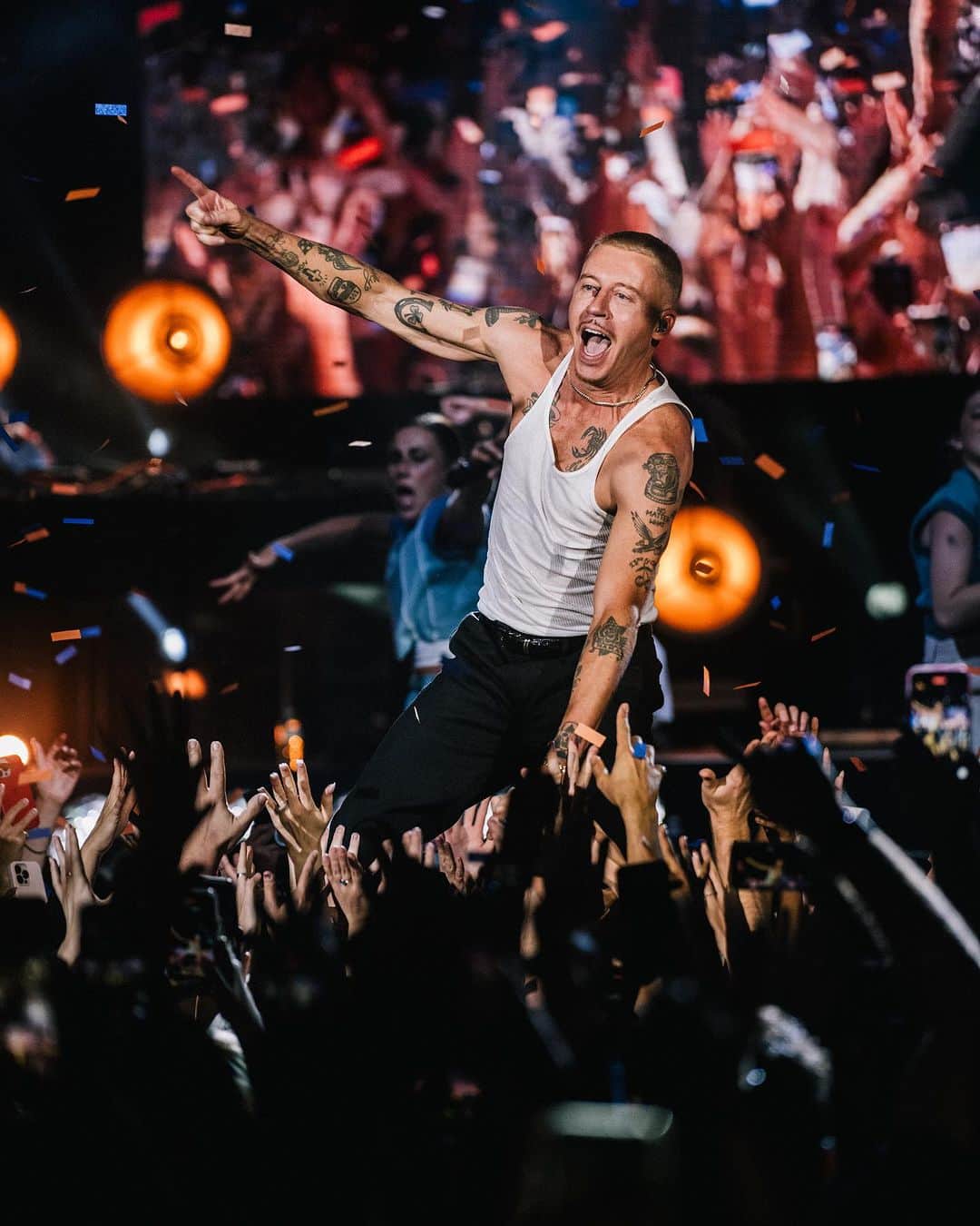 マックルモアーのインスタグラム：「The BEN tour headed north to meet our brothers and sisters in the great land of Toronto Canada.  I got destroyed on multiple golf courses, went digging for vintage on Kensington Street, hit A&W for that fresh out the tap Root Beer in a frosty Canadian mug, got beautifully lost on a solo hike and of course got to perform.  After a couple days off and some time to reflect I felt a new energy on stage last night.  My goal in performing isn’t to be perfect, but human.  To get out of my own way, unattached to the grid that a live set can turn into.  I want to try new songs, make mistakes, call audibles, show up maskless and allow the moment to unfold how it’s suppose to.  I want to revel in the idea that I get to play music, a living breathing entity that has its own life in whatever moment it exists in.  Last night I felt that.  Thank you Toronto for showing out and allowing me the space to be me.  I won’t forget that one.」